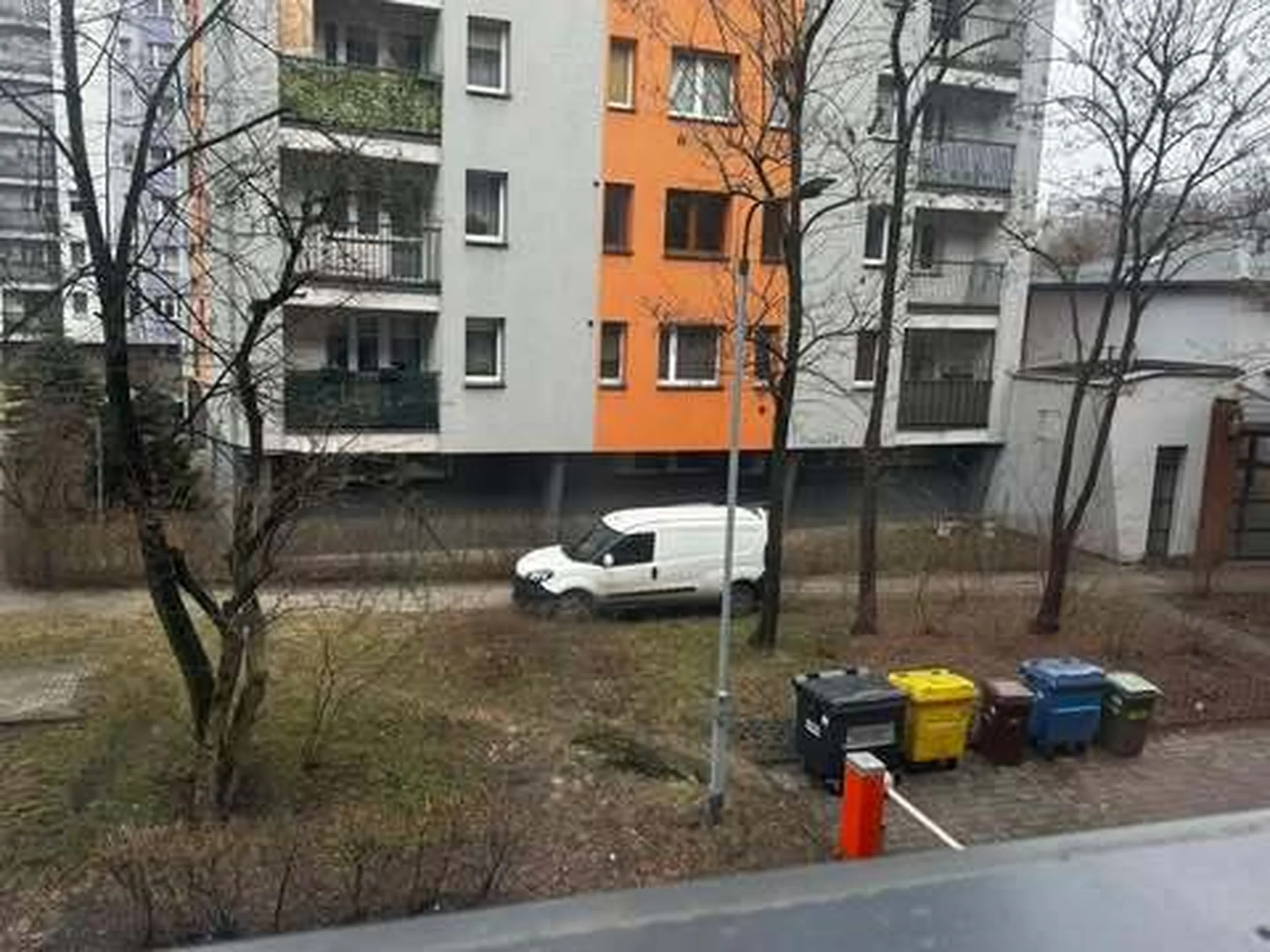 Proszę nie rozjeżdżać mi za blokiem chodnika oraz zieleni. Zgłoszone do SM Sosnowiec.