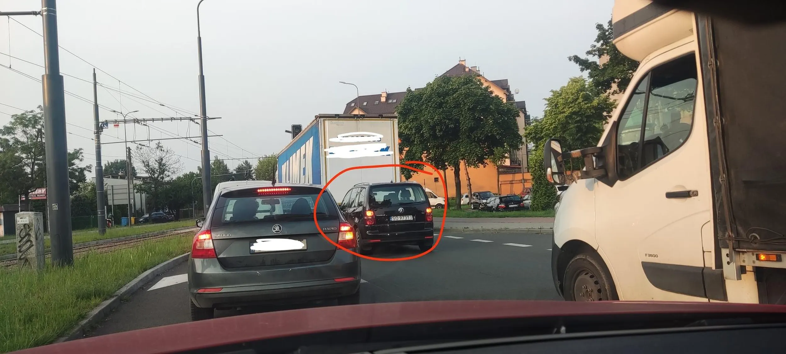 nie wie , albo nie chce wiedzieć co to jazda na suwak. Nie wpuszcza nikogo z kończącego się pasu , a do tira podjeżdża tak blisko że prawie do naczepy wjedzie. Aby tylko nikt nie wjechał. CHAM !