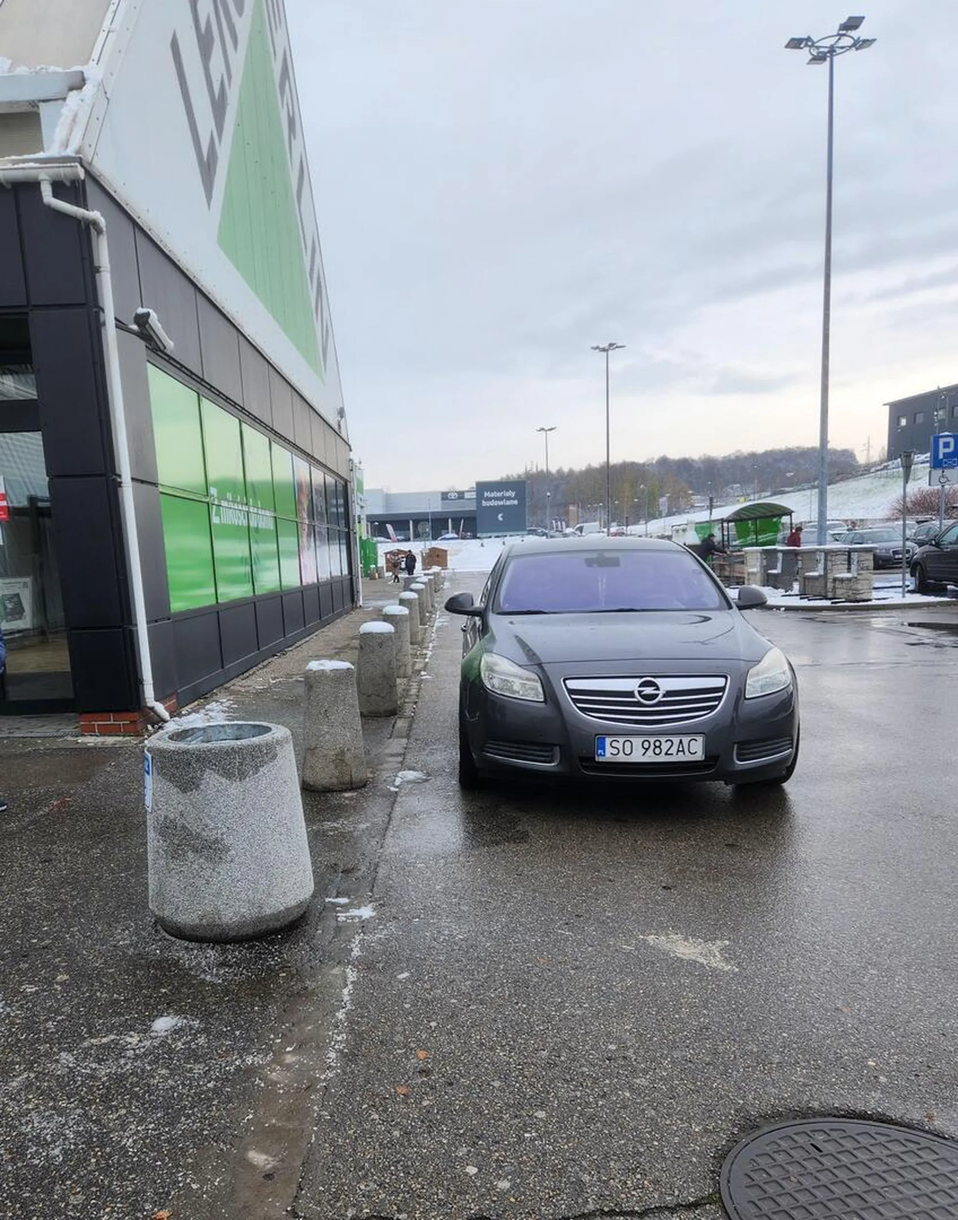 "Parking" pod marketem budowlanym.... Było sporo miejsc parkingowych - no ale fakt nie az tak blisko... Gdyby kazdy tak robil to by sie przejechac nie dało...