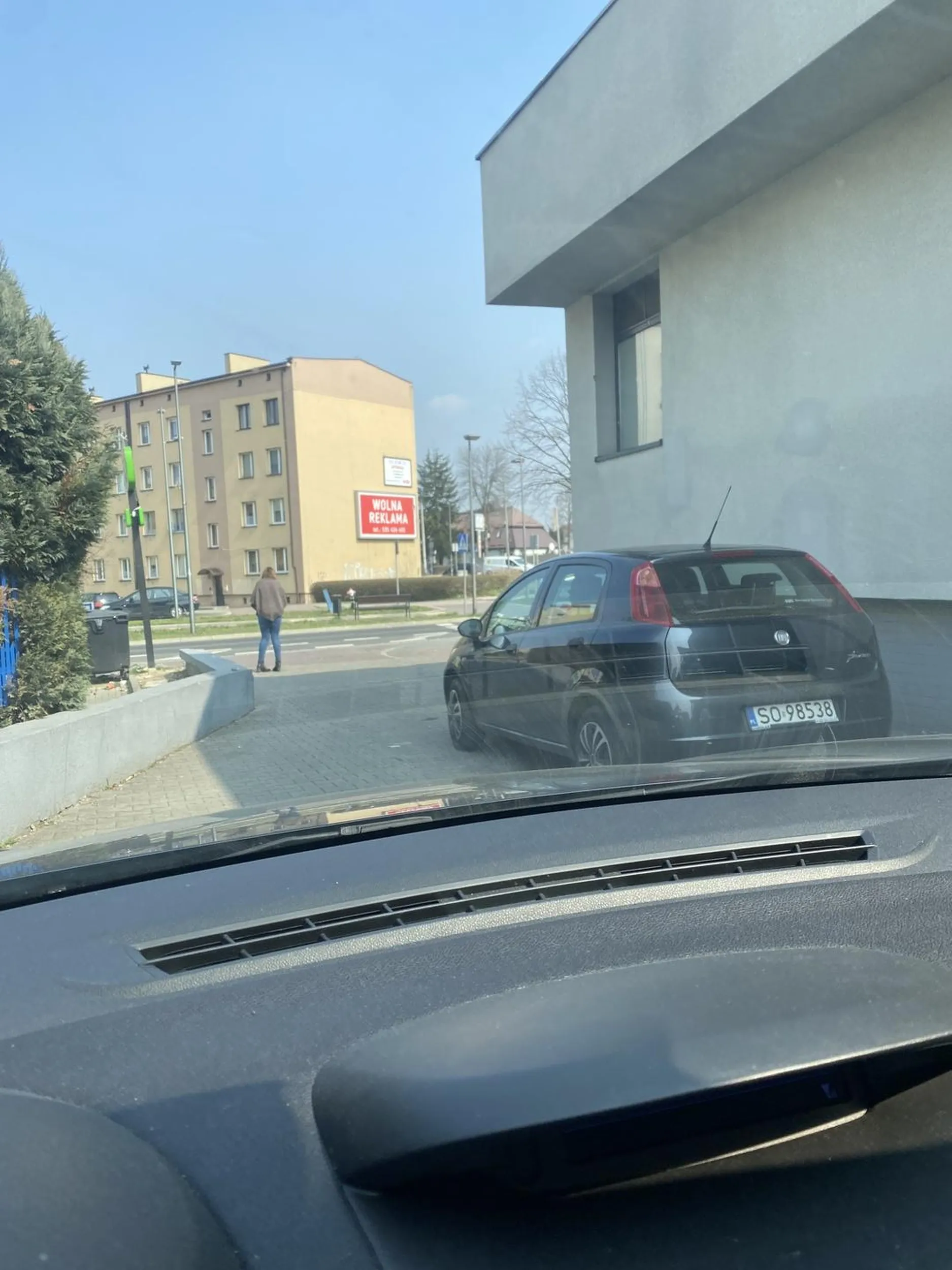 Pan lub pani postanowili zaparkować na samym środku przejazdu do biedronki.