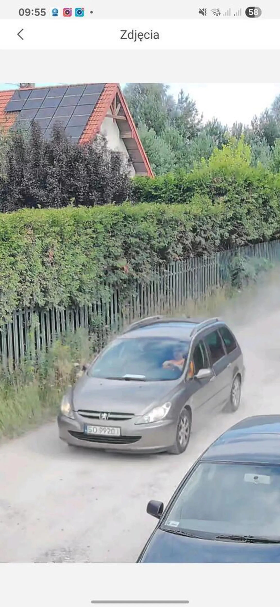 Szanowny kierowca wygrał prawko w czipsach. Zrobił sobie tor Nurburgring z prywatnej drogi.