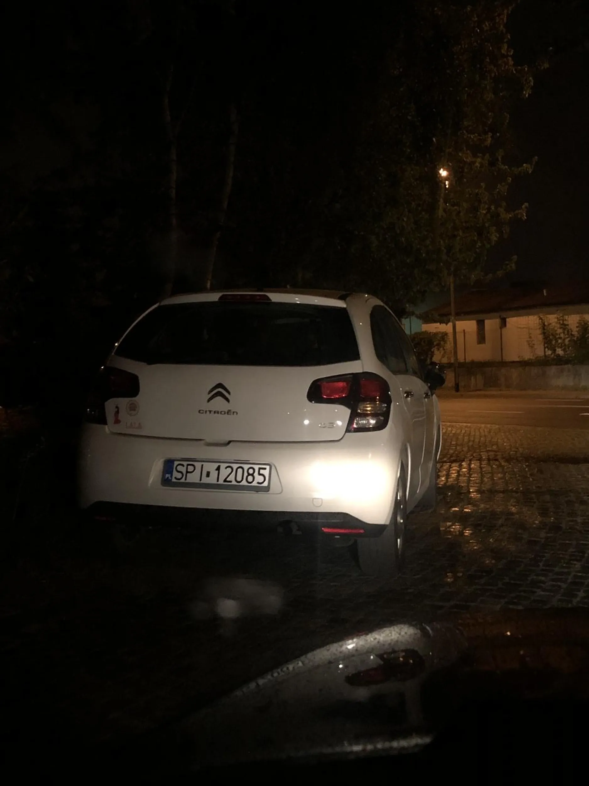 zaparkowal prosto na wyjezdzie, ledwo moze osobowka sie zmiescic, Krakow Ruczaj