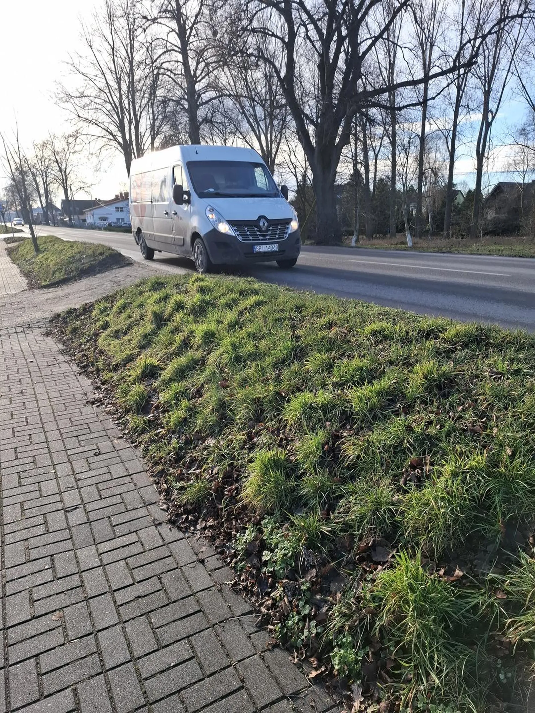 Nagroda za parkowanie na środku ulicy dla tego kuriera