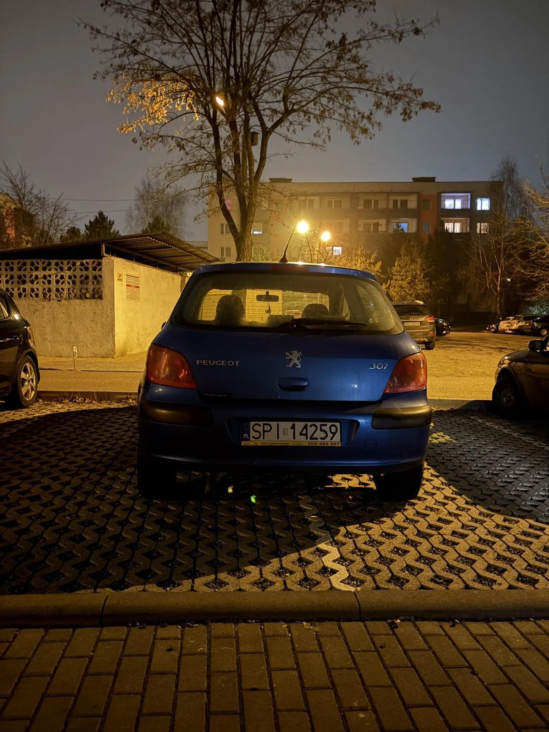 Za takie parkowanie, w święta gdy aut na osiedlu jest więcej powinni  od razu zabierać prawo jazdy,