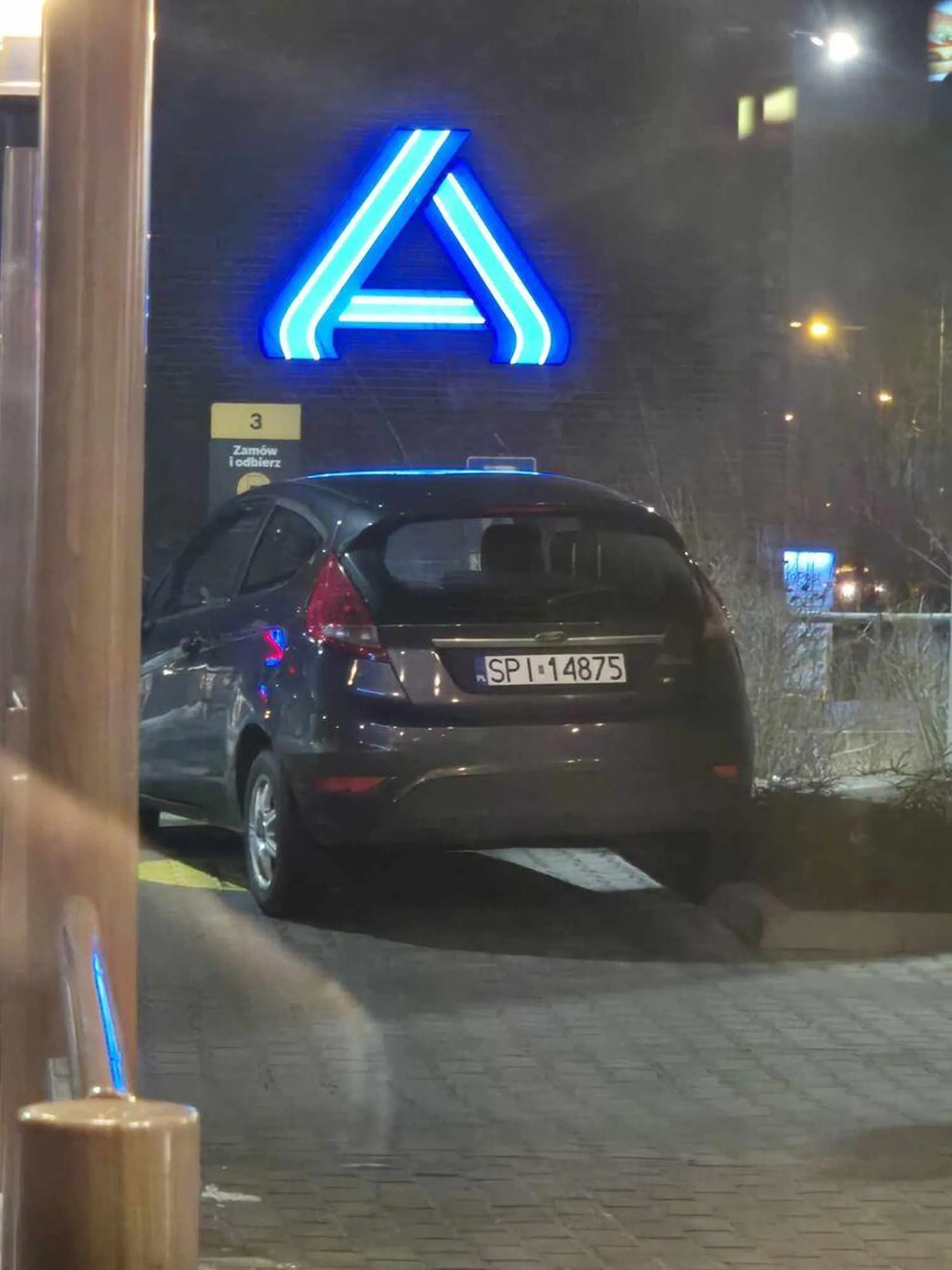 Linie i krawężnik to nie są delikatne i subtelne sugestie. Polecam wrócić na dodatkowe lekcje z parkowania, szkoda tylko auta.