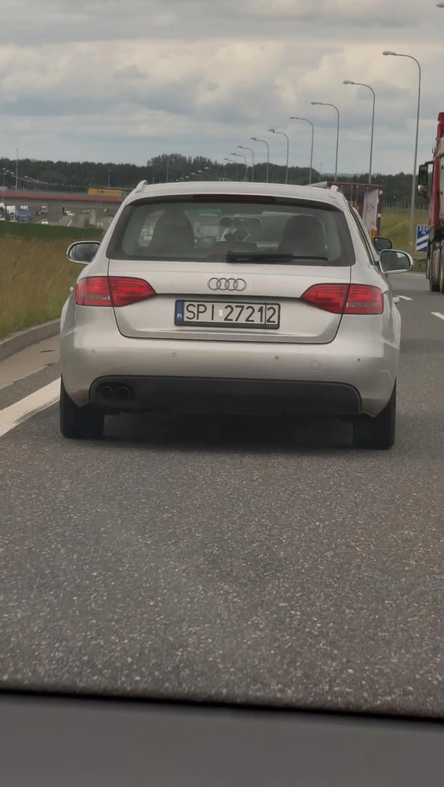 Jedzie z małym dzieckiem z przodu, najeżdża na tył gdzie jadę z dozwoloną prędkością autostradową na odcinku pofalowanym A1 za Pyrzowicami. Wyprzedza prawym pasem. Zachowanie totalnie bezmyślne biorąc pod uwagę stan tej drogi oraz to że jedzie z dzieckiem. 4 zera na masce a piąte za kierownicą