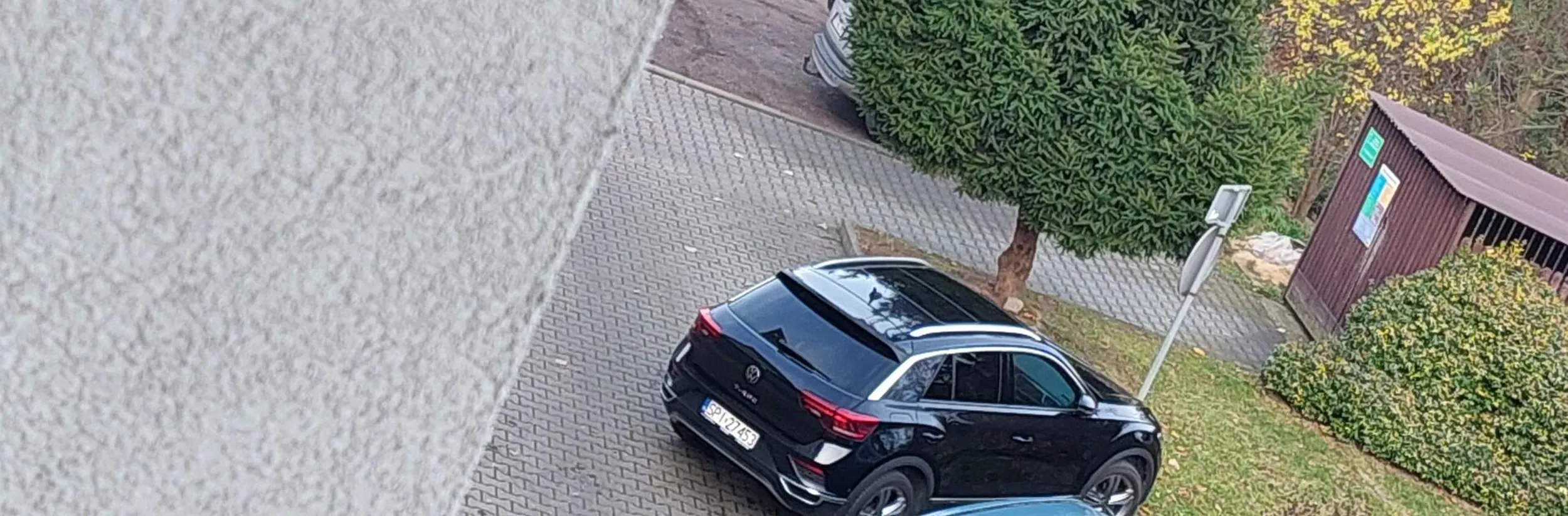 Jakim prawem stajesz na mojej posesji I wjezdzasz na nią mimo znaków zakazuporuszania się w obydwie strony dla osób nie mieszkających tutaj ani nie spokrewnionych!!!!! Wypad tym rzęchem z mojego obszaru stara krowo