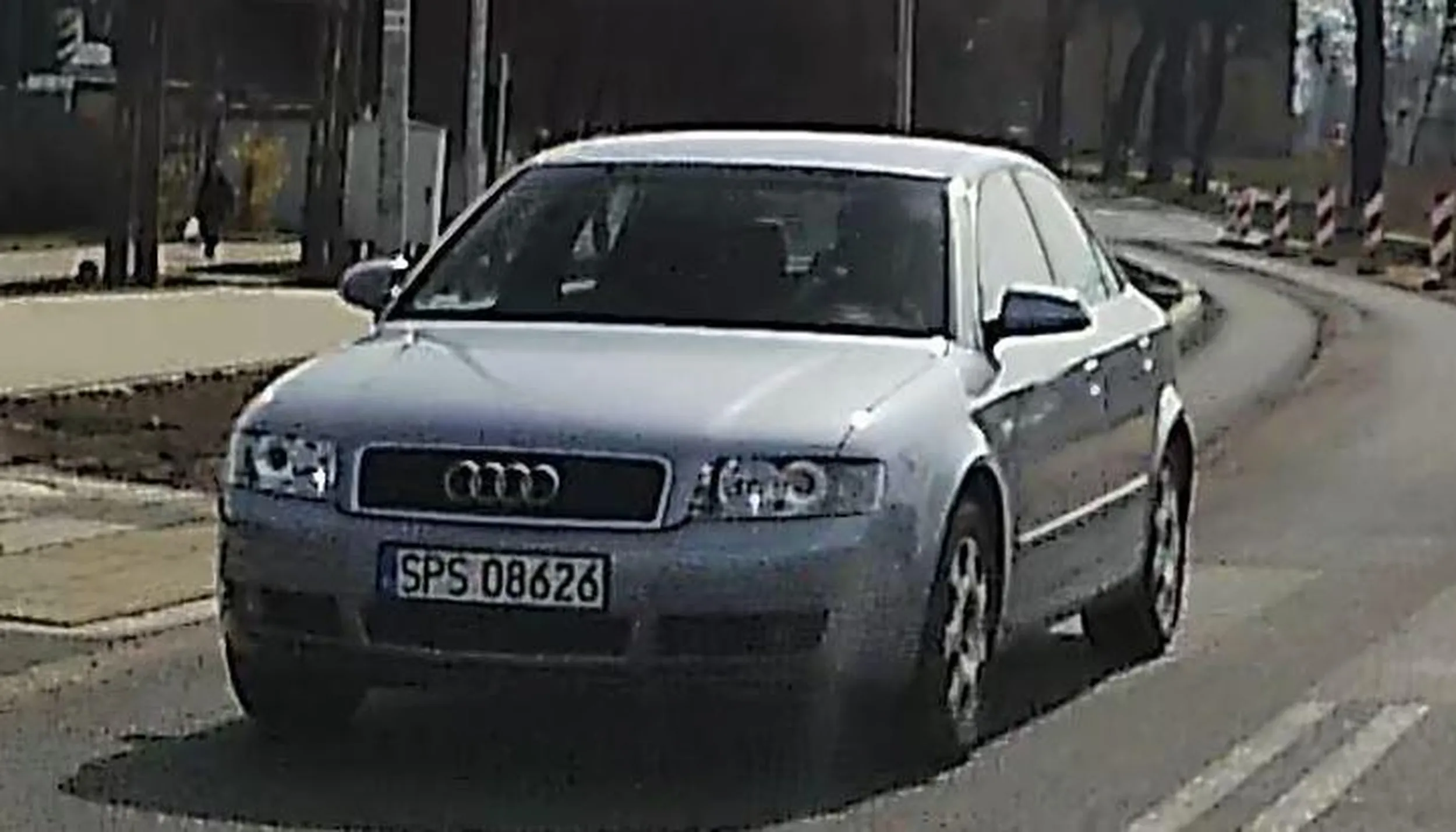 rozmowa telefoniczna podczas jazdy. dobrze że nikt nie widzi