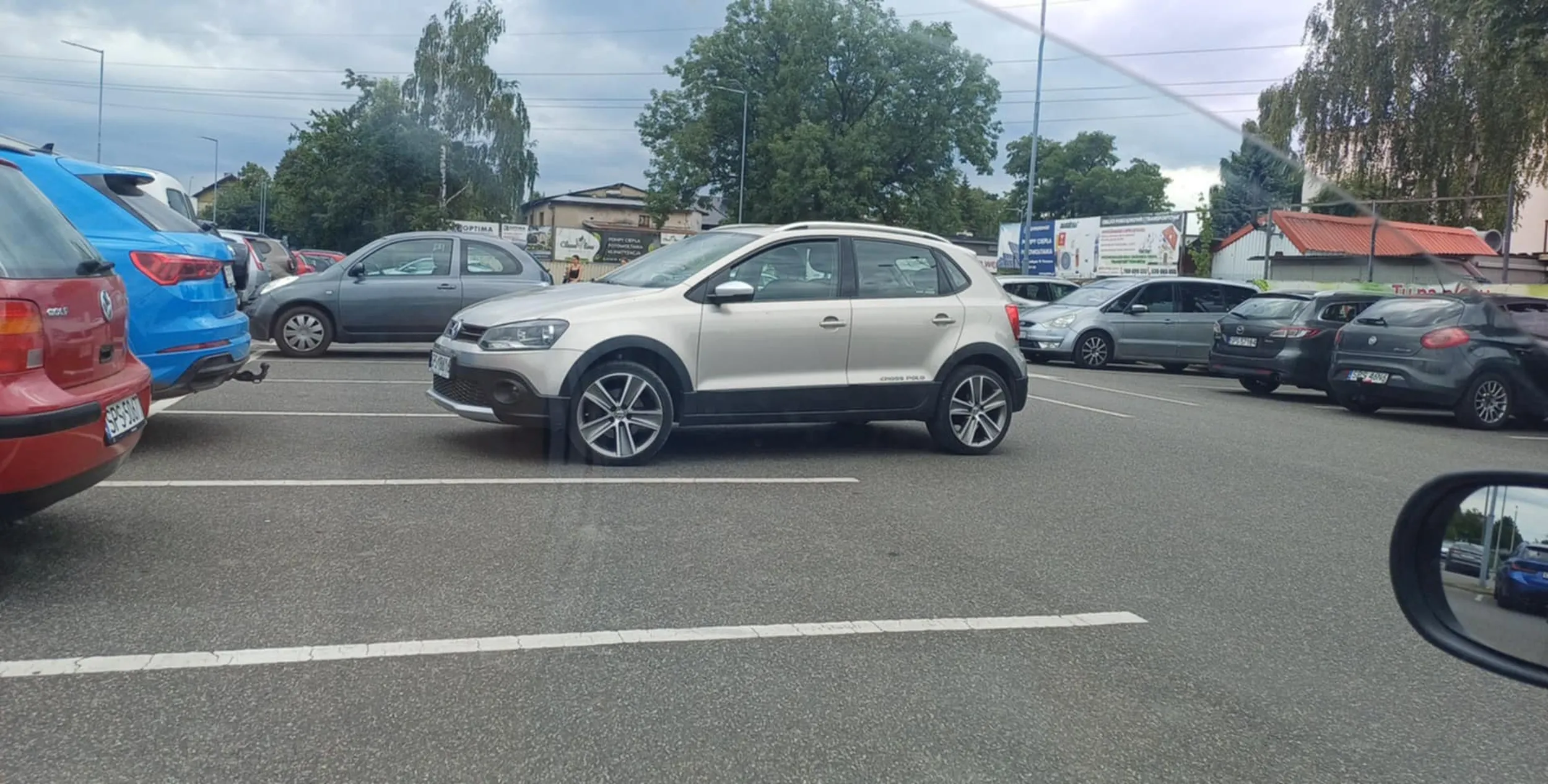 Wystarczyło podjechać pół metra dalej i może by już nie było kłopotu z blokowaniem całego pasa