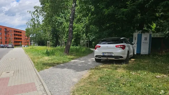 Piękne parkowanie w parku... Nie dość, że przez chodnik to jeszcze na nowej ścieżce...
