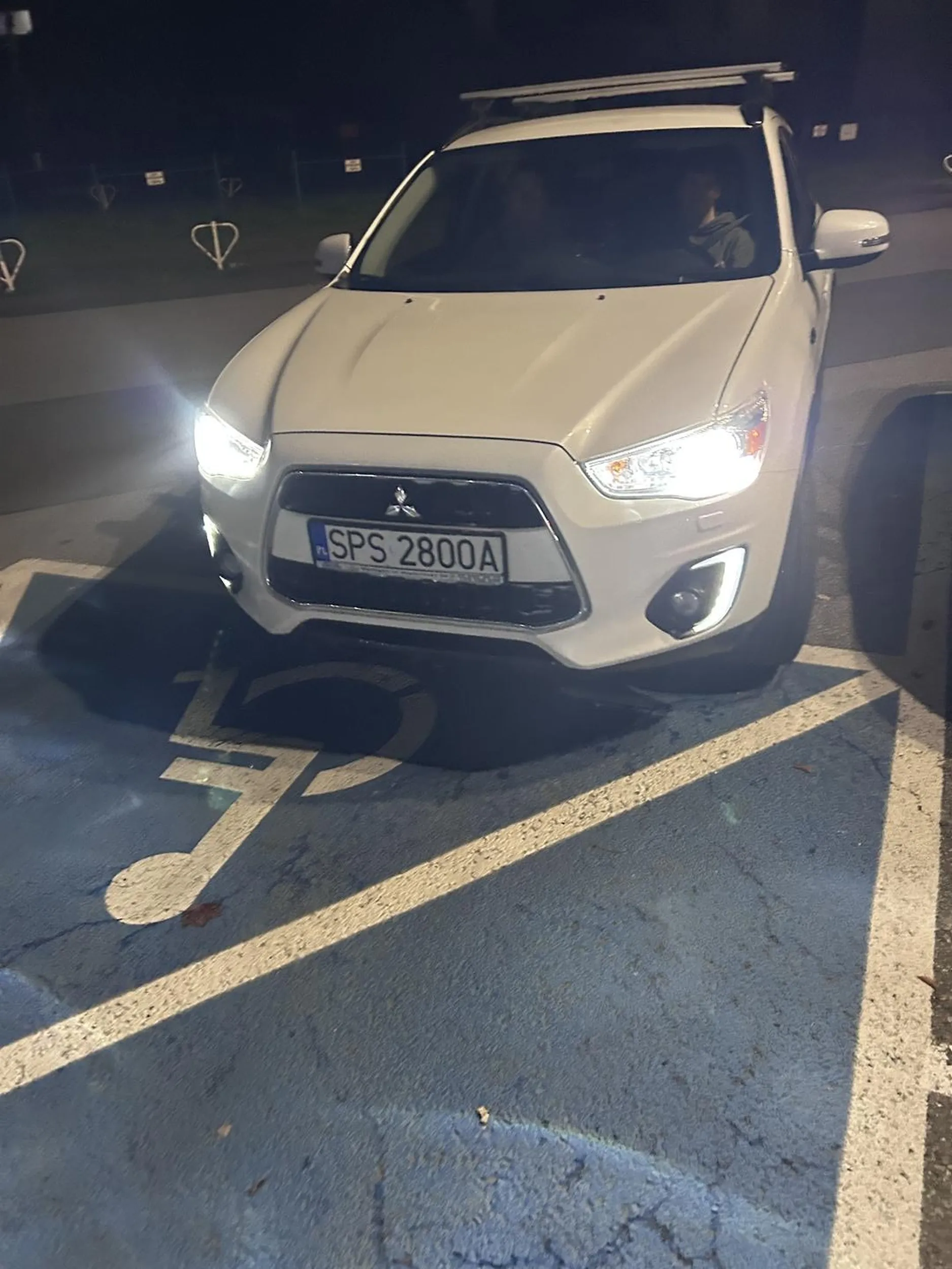 Jakiś ciemnoskóry chłop (pewnie inżynier lub inny lekarz) stanął jak ciota przed miejscem dla niepełnosprawnych tamując pół parkingu i jeszcze się kłócił grożąc że mnie deportują