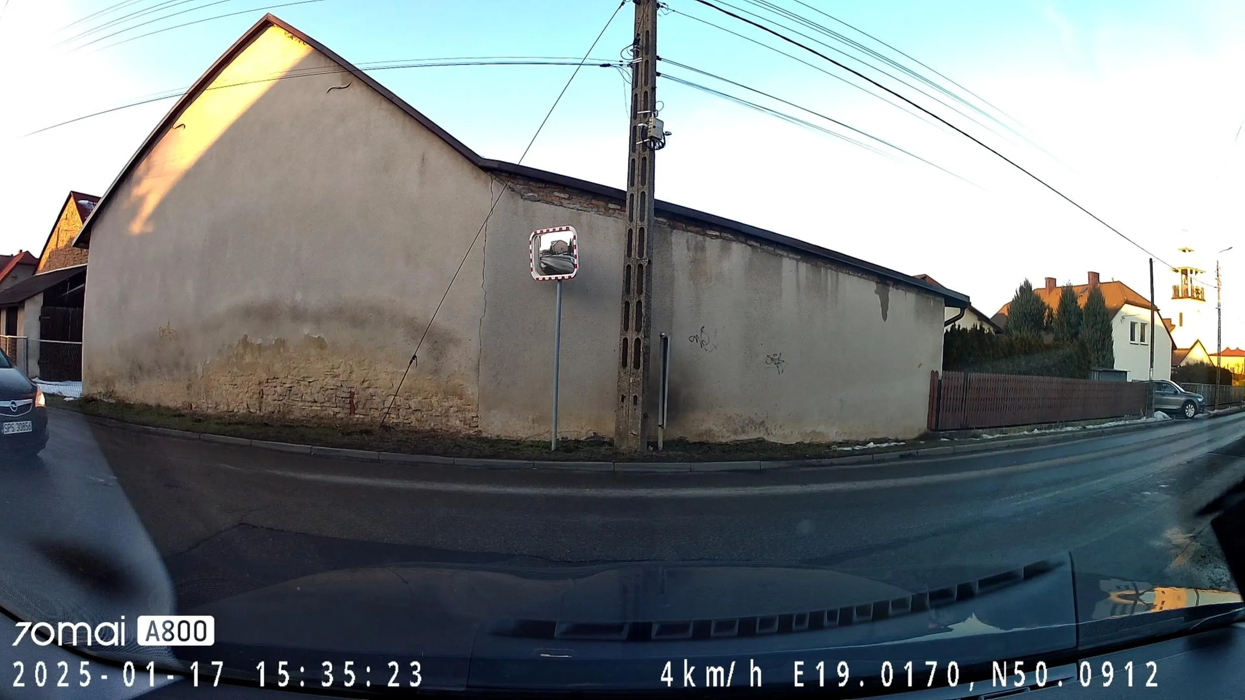 Kierowca ślepy jak nietoperz. Ciśnie na wprost na skrzyżowaniu równorzędnym jakby śmierci nie było. Nie pozdrawiam.