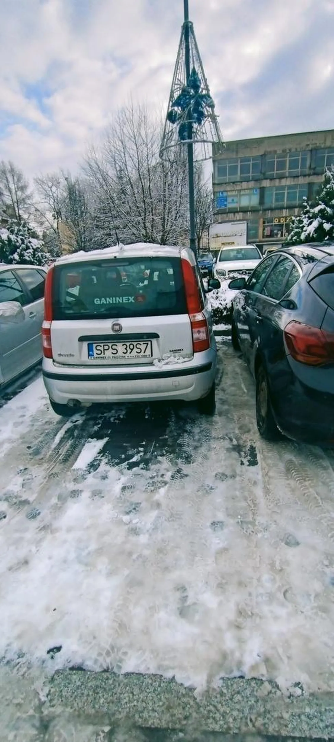Stare próchno, nie potrafi parkować. Unikać jak ognia starej pandy.