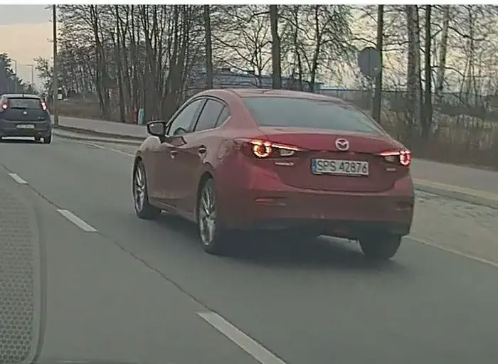 prawie doszło do kolizji gdyż ten półgłówek objeżdża rondo zewnętrznym pasem