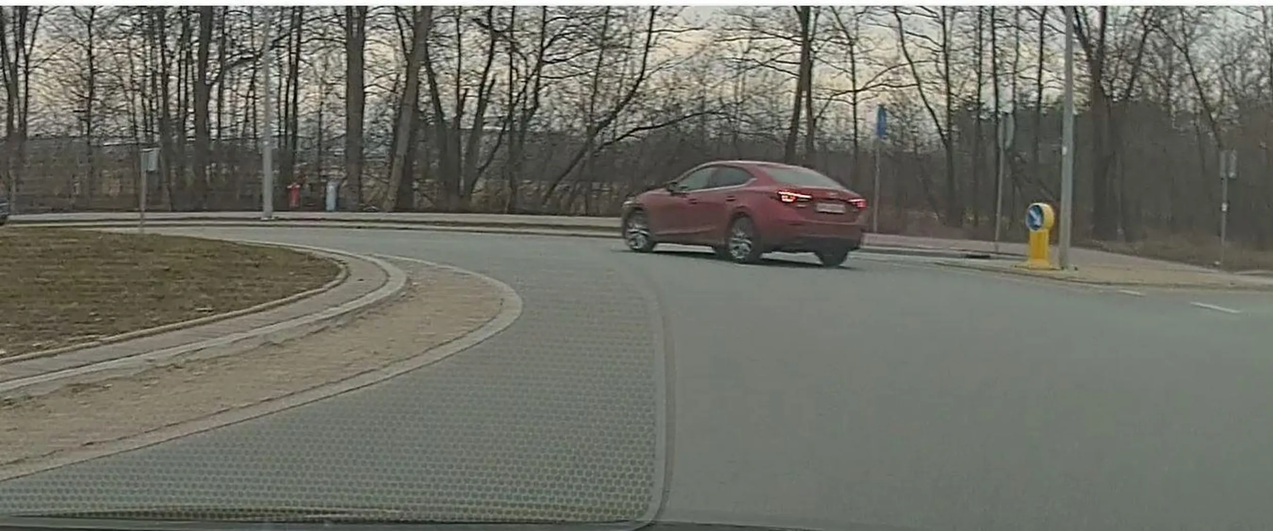 prawie doszło do kolizji gdyż ten półgłówek objeżdża rondo zewnętrznym pasem