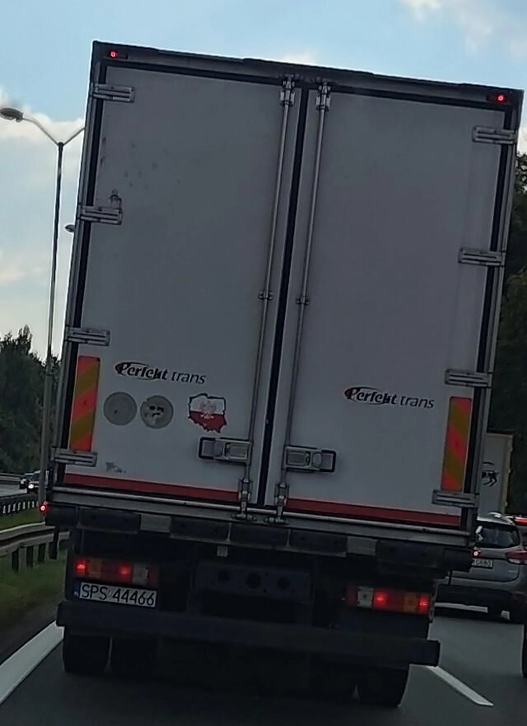 Większy może więcej? Oczywiście że tak... Kierunkowskaz i od razu zaczyna manewr zmiany pasa , prosto przed moj pojazd.