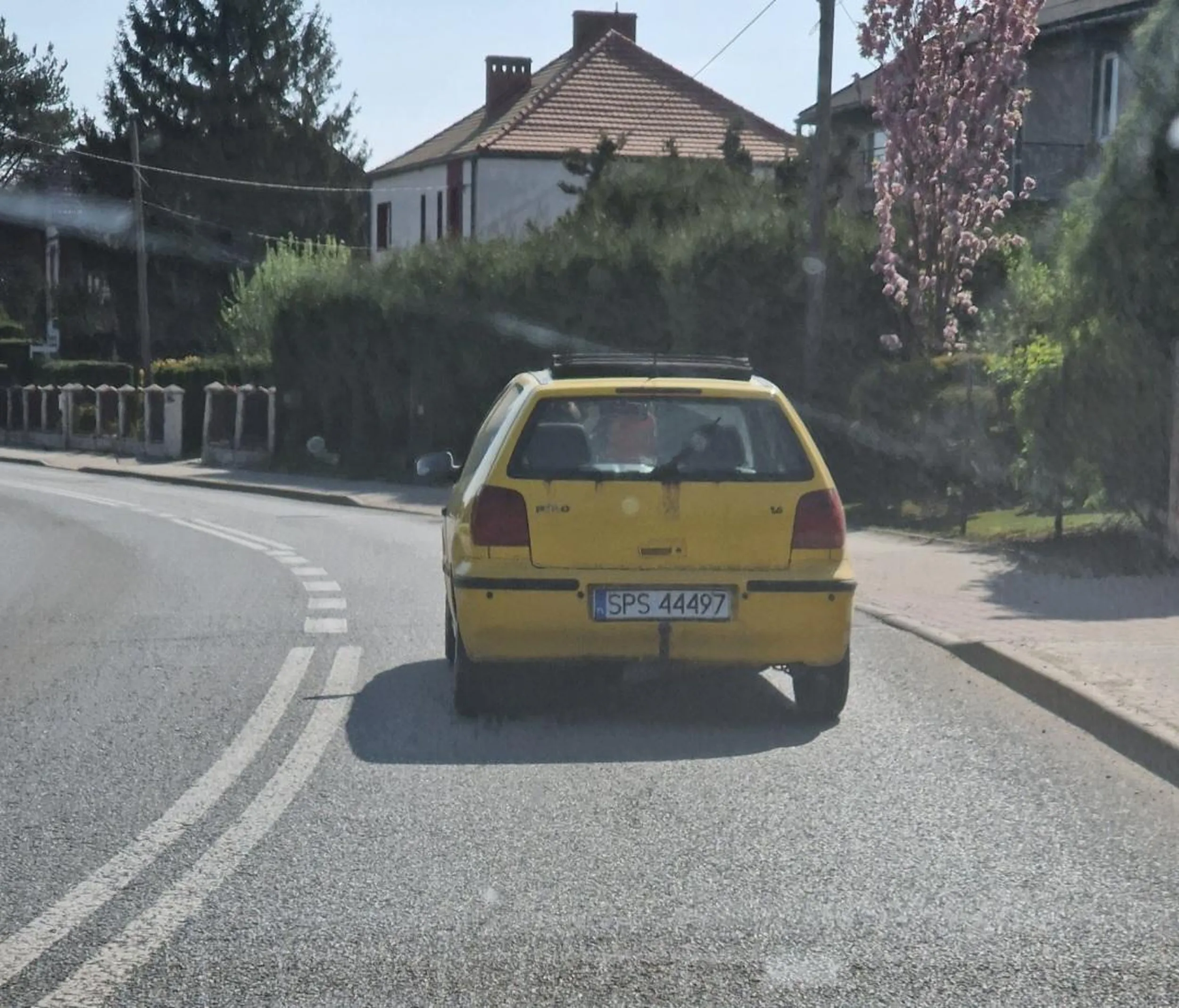 Chory rajd strefą zabudowaną tylko po to zeby stanąć na szlabanie.