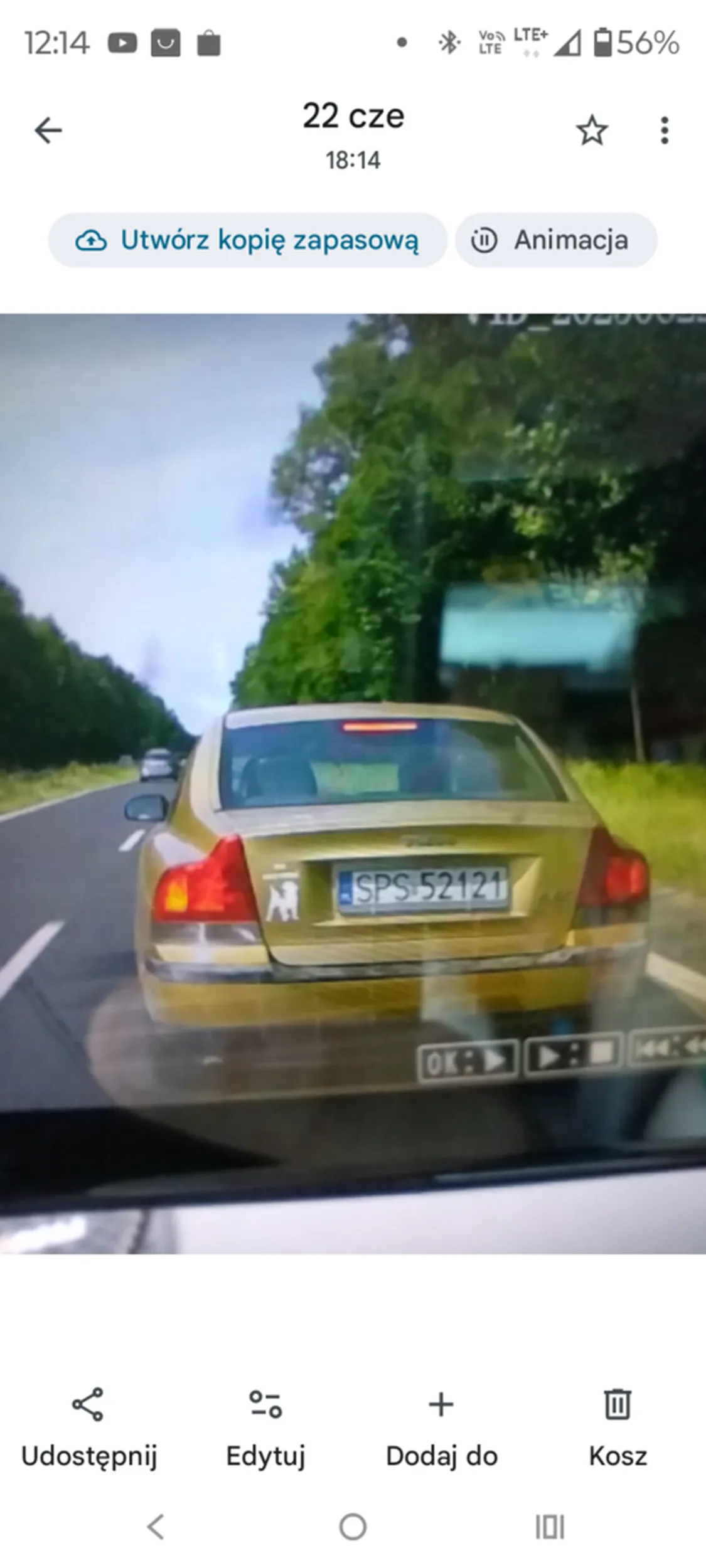 Rudy agresor, nie stosujący się do zasad ruchu drogowego. Zajeżdża drogę, niebezpiecznie hamuje, pokazuje wulgarne gęsty. Uważać i omijać!..