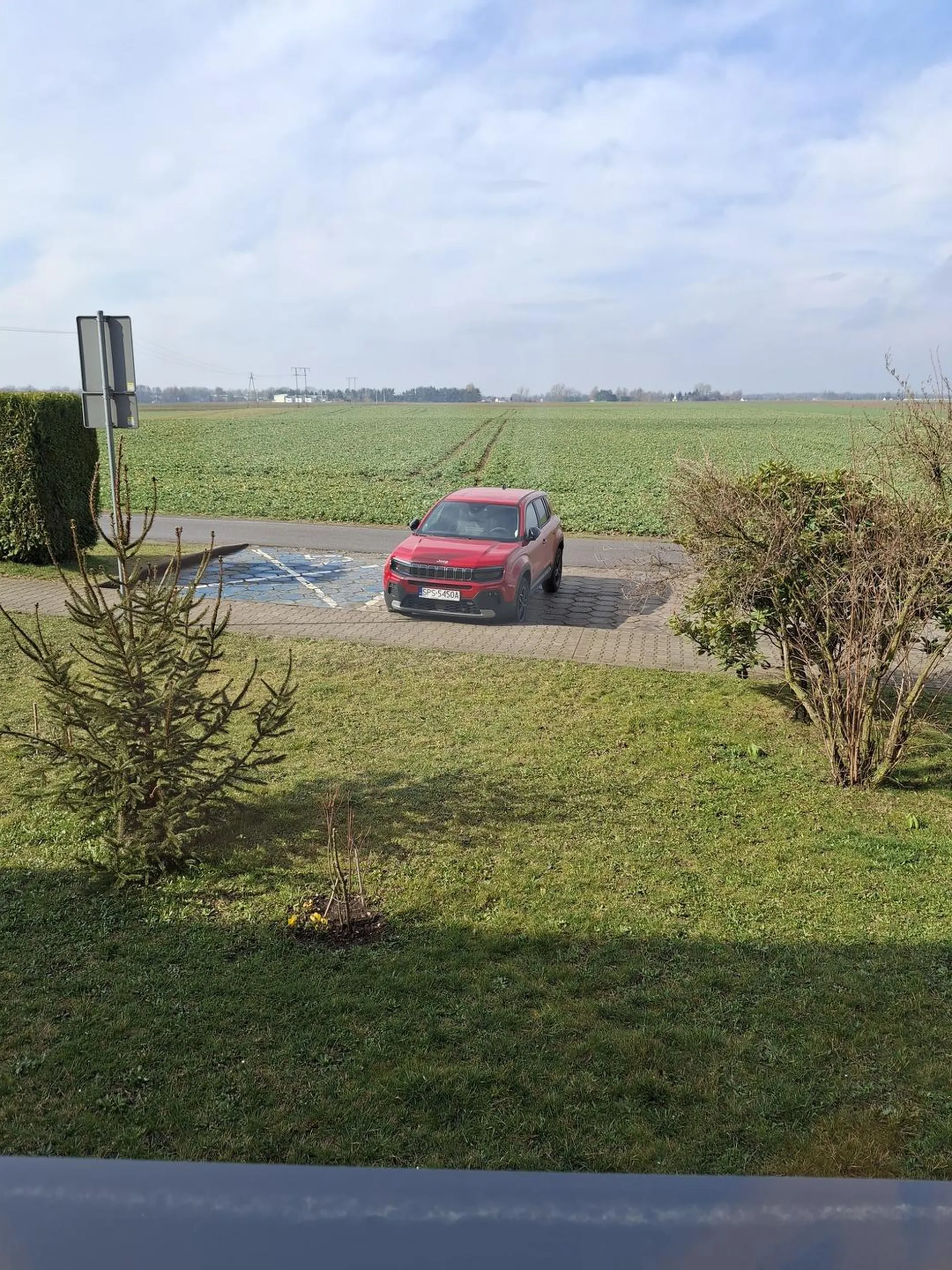 Podgląda dzieci pod szkołą