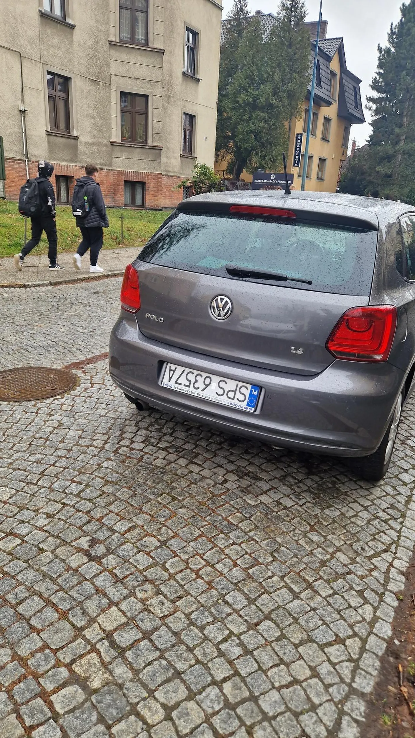 Kierowca jezdzi z obróconą tablicą i sie wlecze .