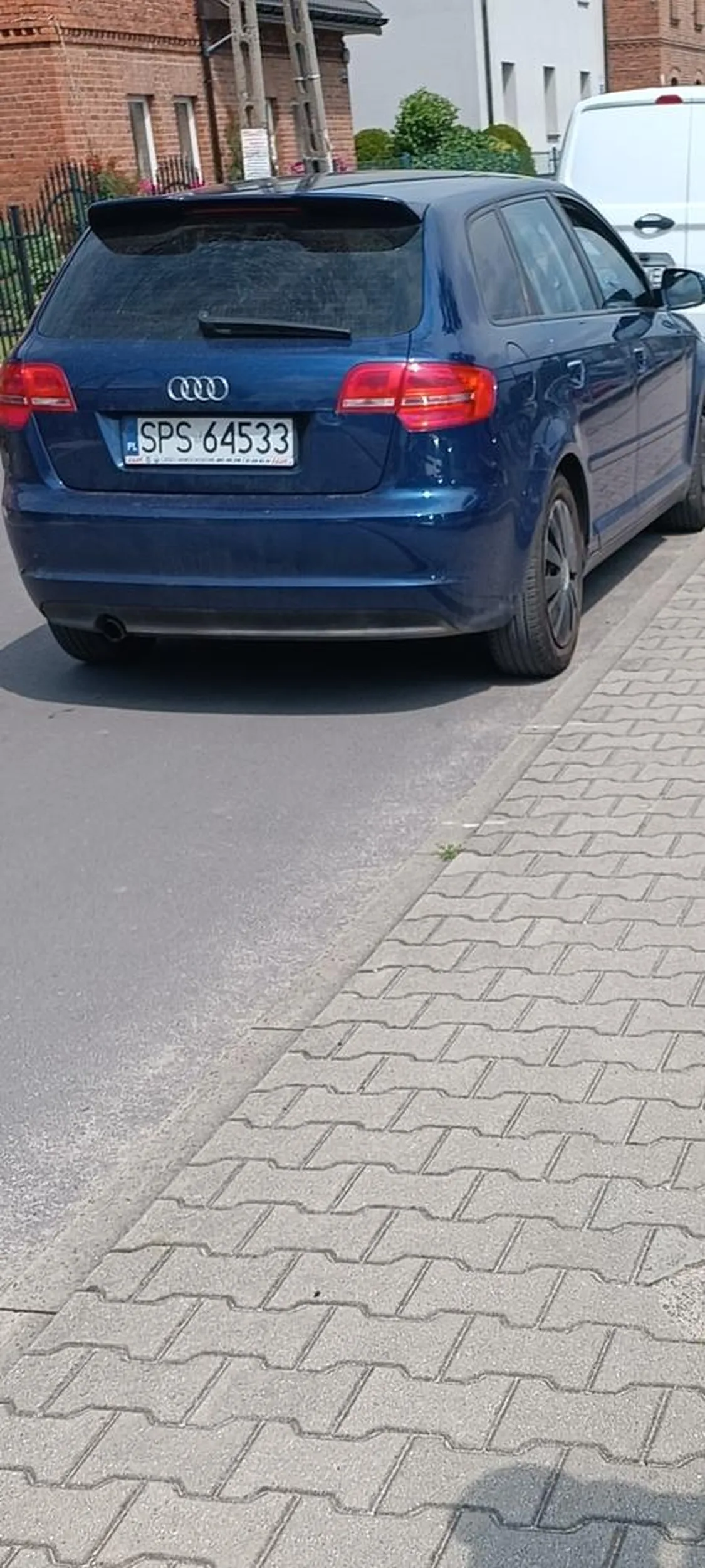 Audi a3 SPS64533. Środa 14:30. Pan wyprzedza na pasach pomiędzy przedszkolem a blokiem w Kobiórze ul.Tuwima(te pasy z tym puklem obok wiaty smietnikowej). Tam jest droga dwukierunkowa. Jednokierunkowa zaczyna dopiero się po wyjeździe z bloku w prawo żeby była jasność. Dużo dzieci wraca ze szkoły i rodzicow z dziećmi z przedszkola o tej porze. Ruch w tych godzinach jest tam znacznie zwiększony. Pan tak się spieszył i zaparkował obok szkoły gdzie stał jeszcze parę minut. Po co ten pośpiech? Podeszłam tam. Gdy zwróciłam uwagę nawet się nie odezwał. Nic. Zero skruchy. Sprawa zgłoszona na policję. Widząc jak ktoś robi takie coś na pasach to robi mi się słabo. Nie będę obojętna na takie niepoważne zachowanie. A nóż widelec uchronie jakieś życie jak jeden z drugim pozbędą się prawka i przestaną stwarzać zagrożenie w rejonie szkoły i przedszkola. Myślę, że każda matka i ojciec chce, żeby jego dziecko wracało do domu całe, a nie potracone przez takiego delikwenta, który nie może poczekać chwilę