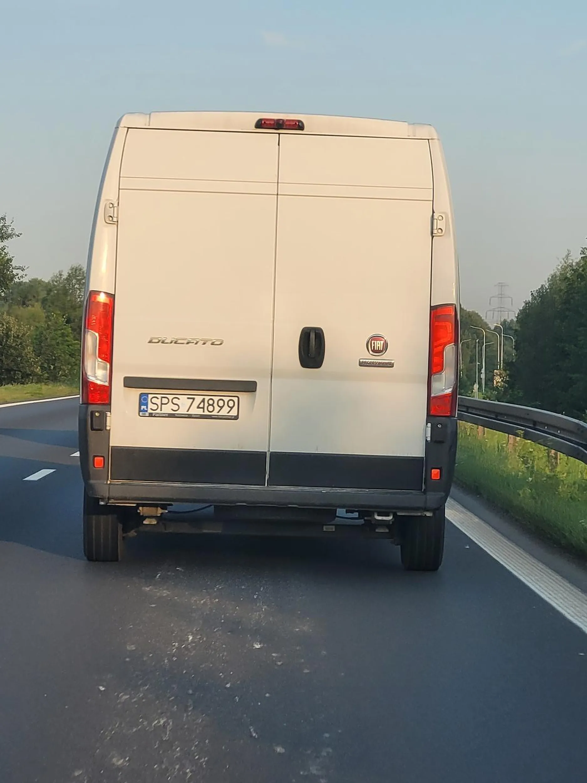 Kulturę wynosi się z domu, a temu panu się to ewidentnie nie udało. Porywczy nerwus bez wychowania.