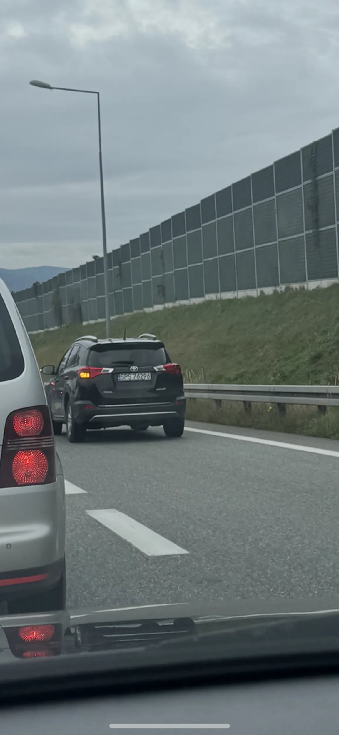 pan z toyoty na zjezdzie z drogi ekspresowej stojac w korku stwierdzil, ze wyprzedzi wszystkich prawym pasem dolaczajacym :) oczywiscie oburzony gdy nie go przepusci*m