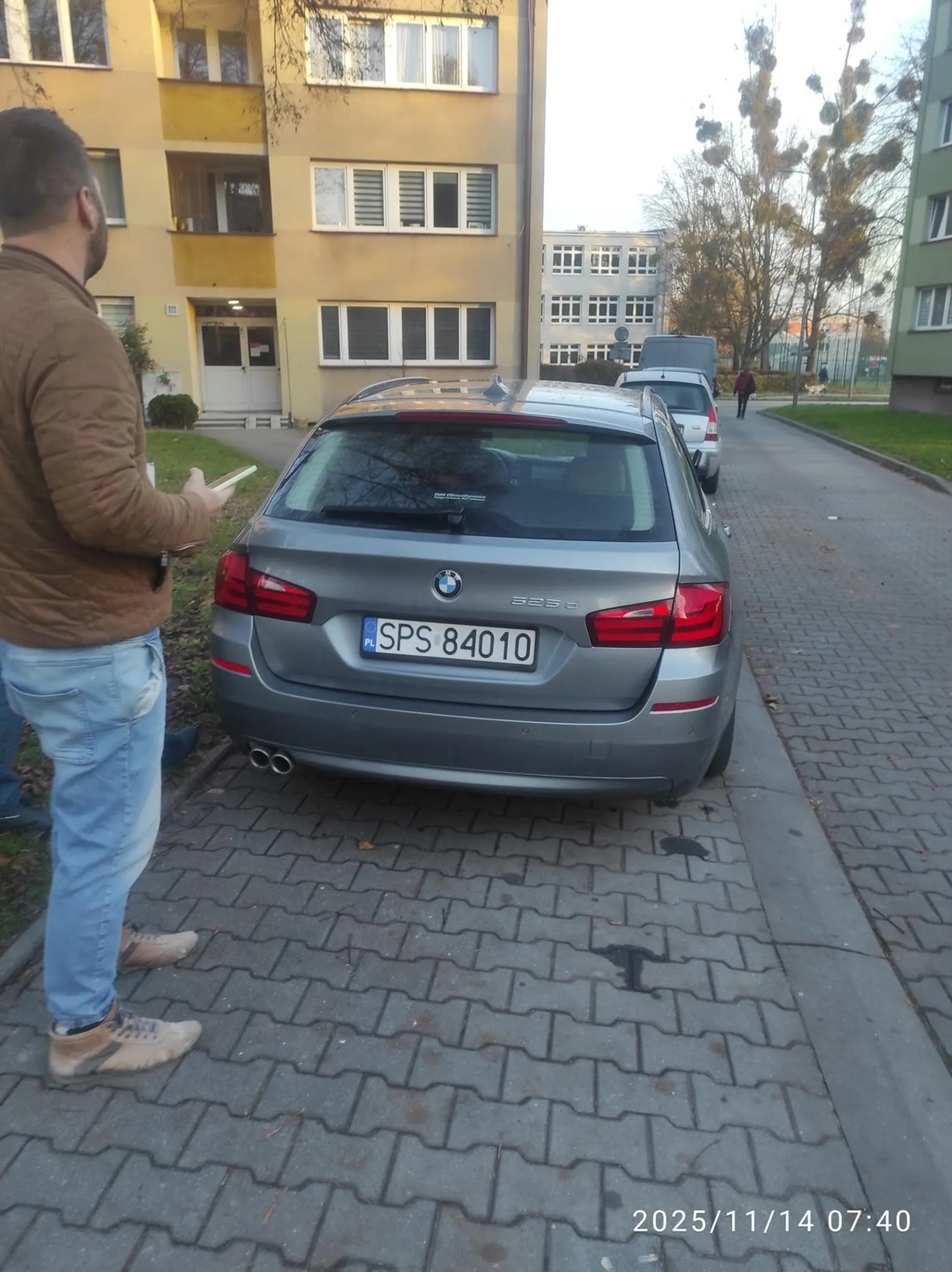 Typwy burak parkingowy - tchórz który ucieka po wezwaniu policji.