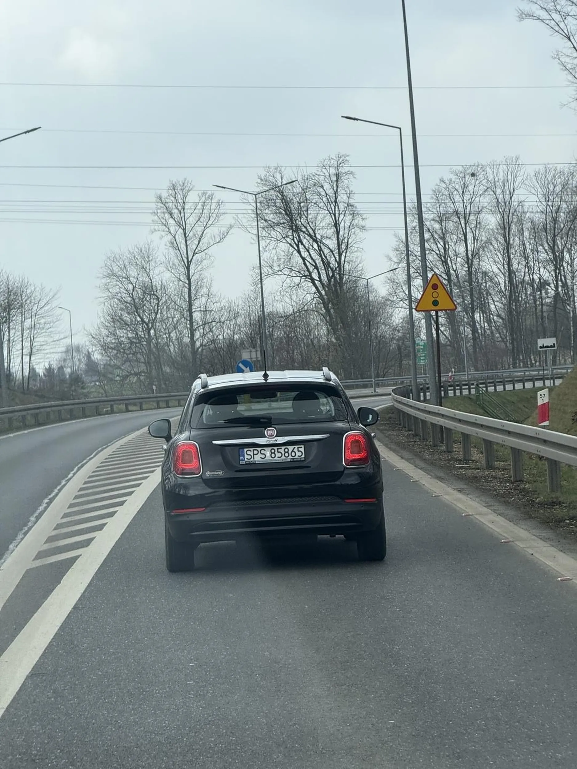 Na ograniczeniu prędkości do 90 km/h typ jedzie 60, gdy wjeżdża do terenu zabudowanego nagle go olśniewa i jedzie 80-85… gamoń