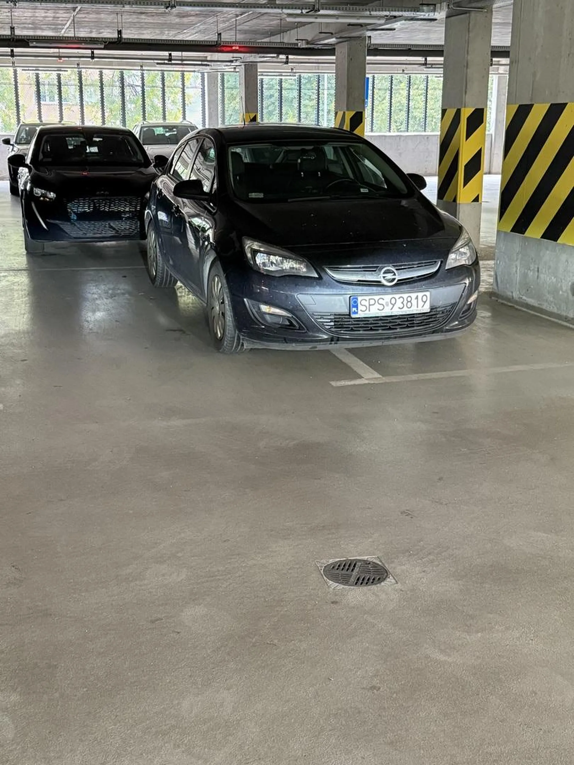 Parking pełen a bałwan jak prezes parkuje.
