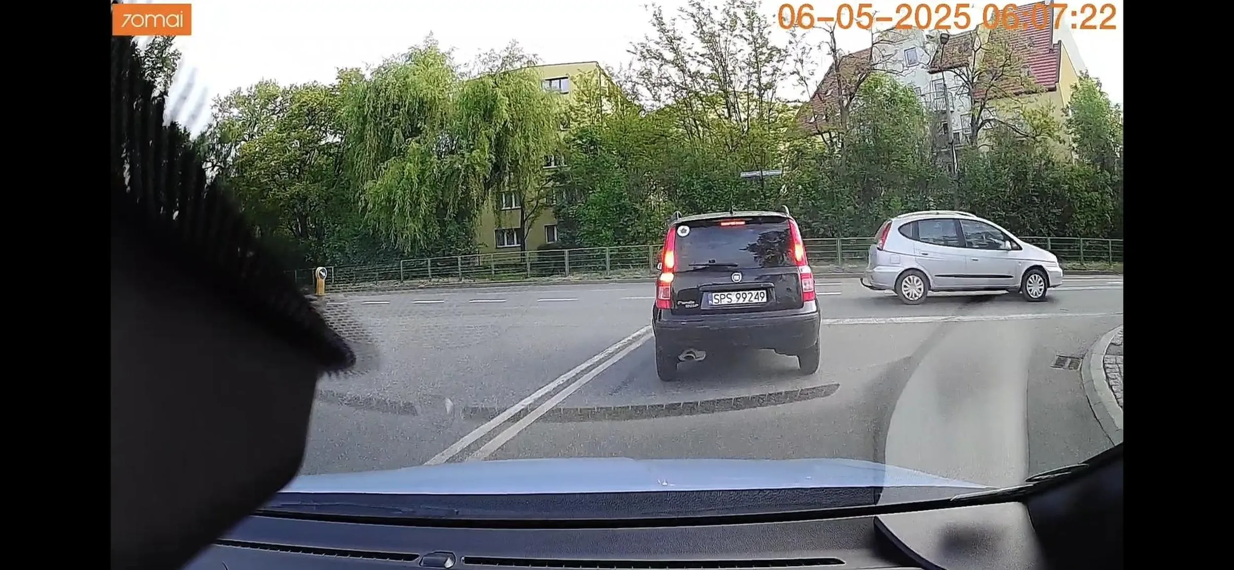 Kobieta wymusza pierwszeństwo. Nie zwraca uwagi na znaki, ruch drogowy. Dobrze ze udalo się wychamować przed głupią kurwą.