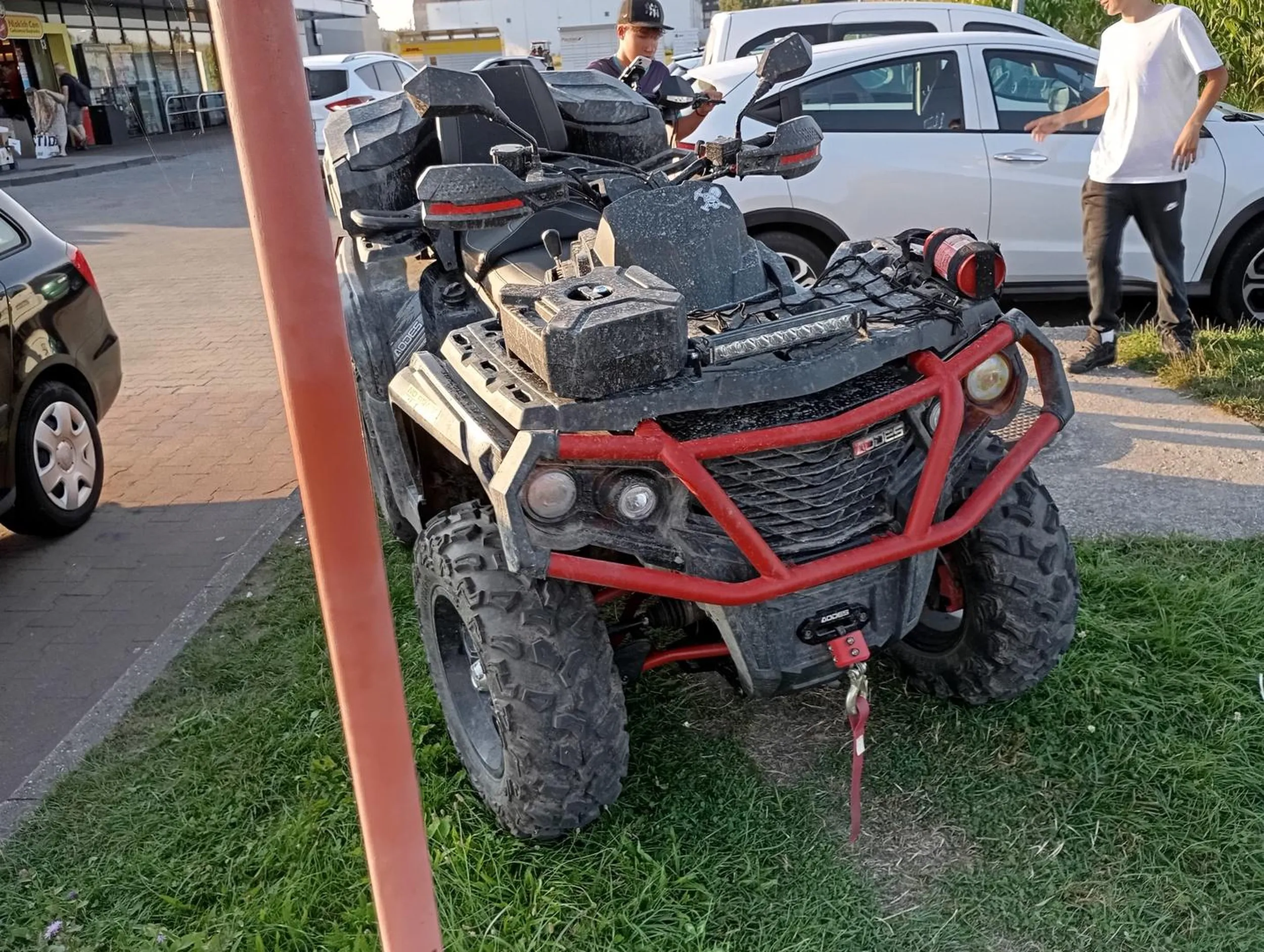 Panie kolego na trawie nie stoimy auta nie mogą to i pan tym quadem też nie może