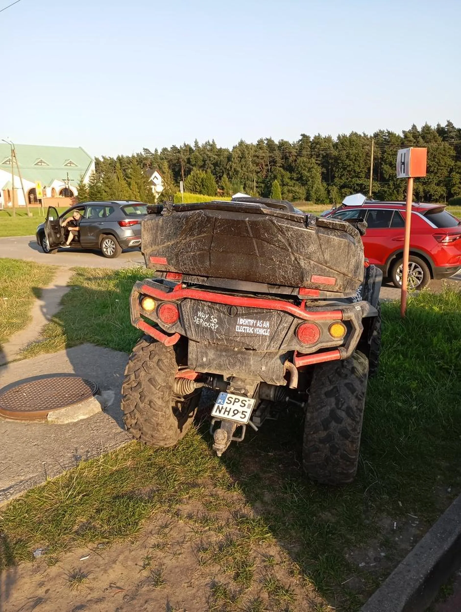 Panie kolego na trawie nie stoimy auta nie mogą to i pan tym quadem też nie może