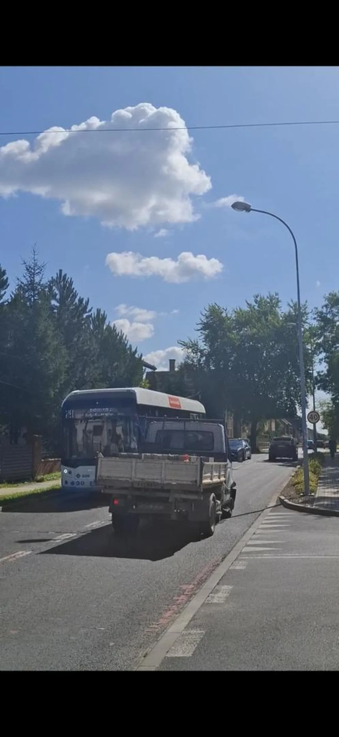 Szanowna obsada z tego dostawczaka proszona o zmniejszenie prędkości na drogach publicznych objętych obszarem zabudowanym w mieście - powiecie grodzkim Rybnik. Nie wiem jak ze sprawnością techniczną powozu ale wyje jak szalone! Dodaje zdjecie poglądowe.