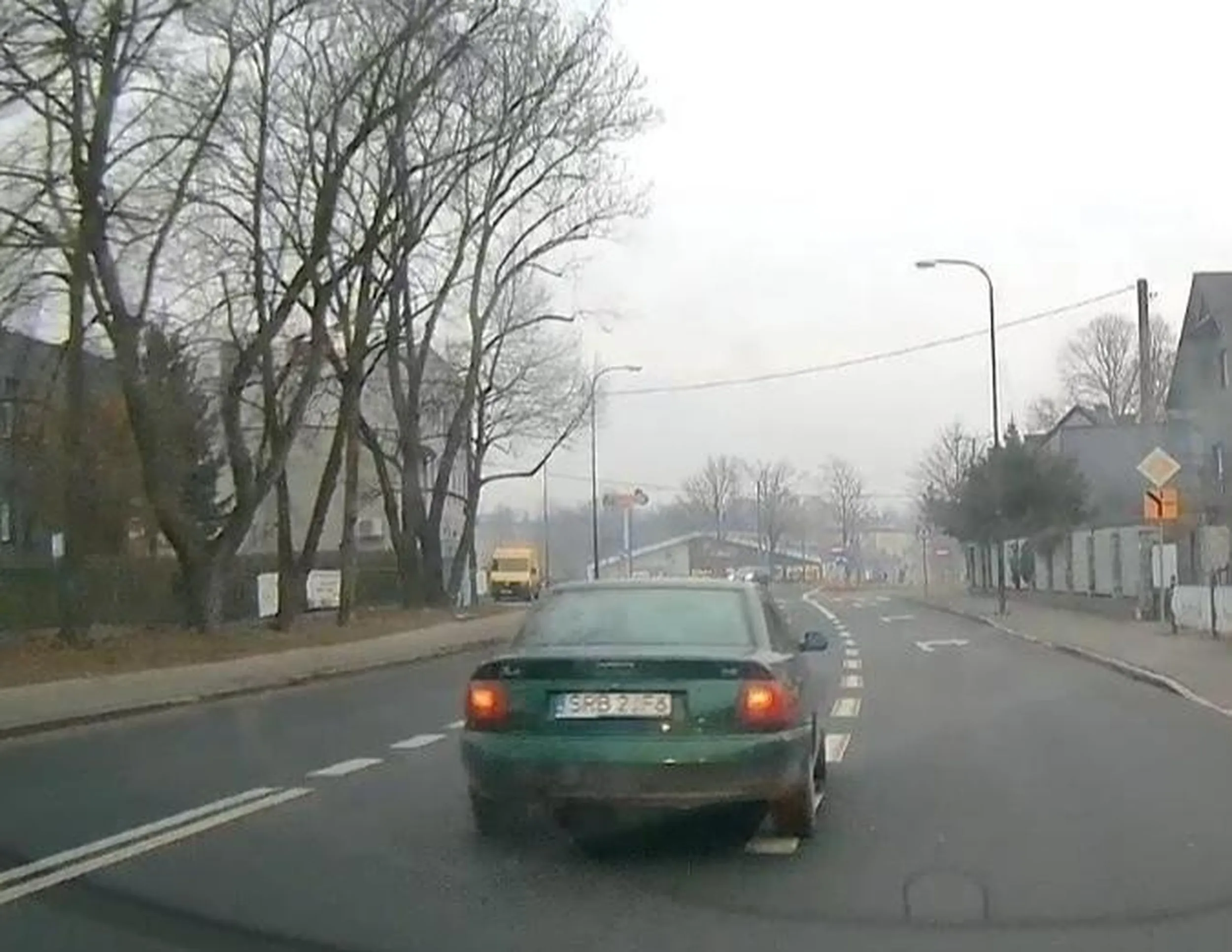 Kierowca chyba nie powinien mieć prawa jazdy. Nie wiem czy to wiek robi swoje czy alkohol. Zajeżdżanie drogi , wolna jazda , brak kierunków to norma. No tak kierowca z Rybnika.