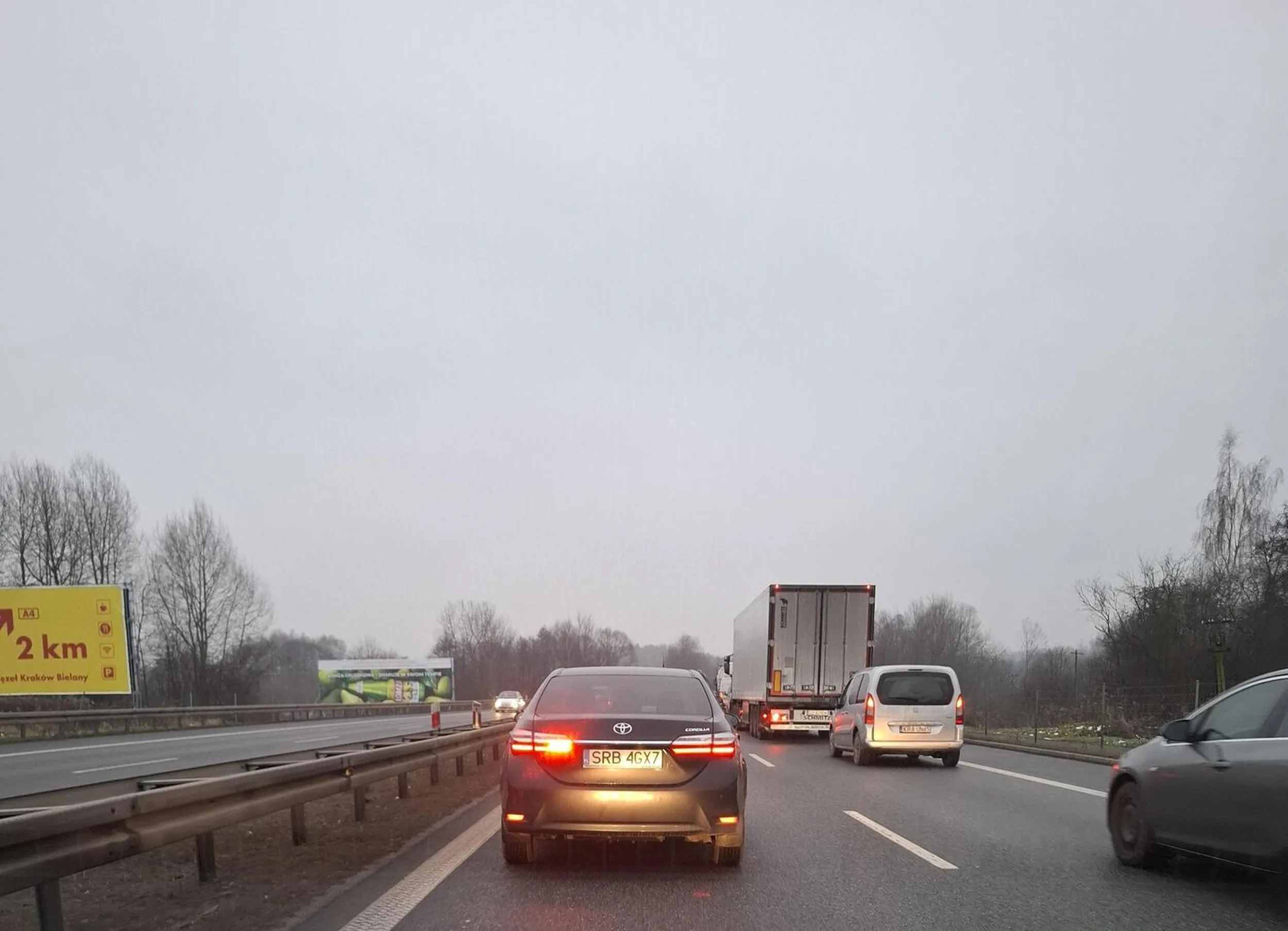 Wyłącz kurde blaszka świtało przeciwmgłowe. Nauczcsid przepisów. Za to jest mandat.