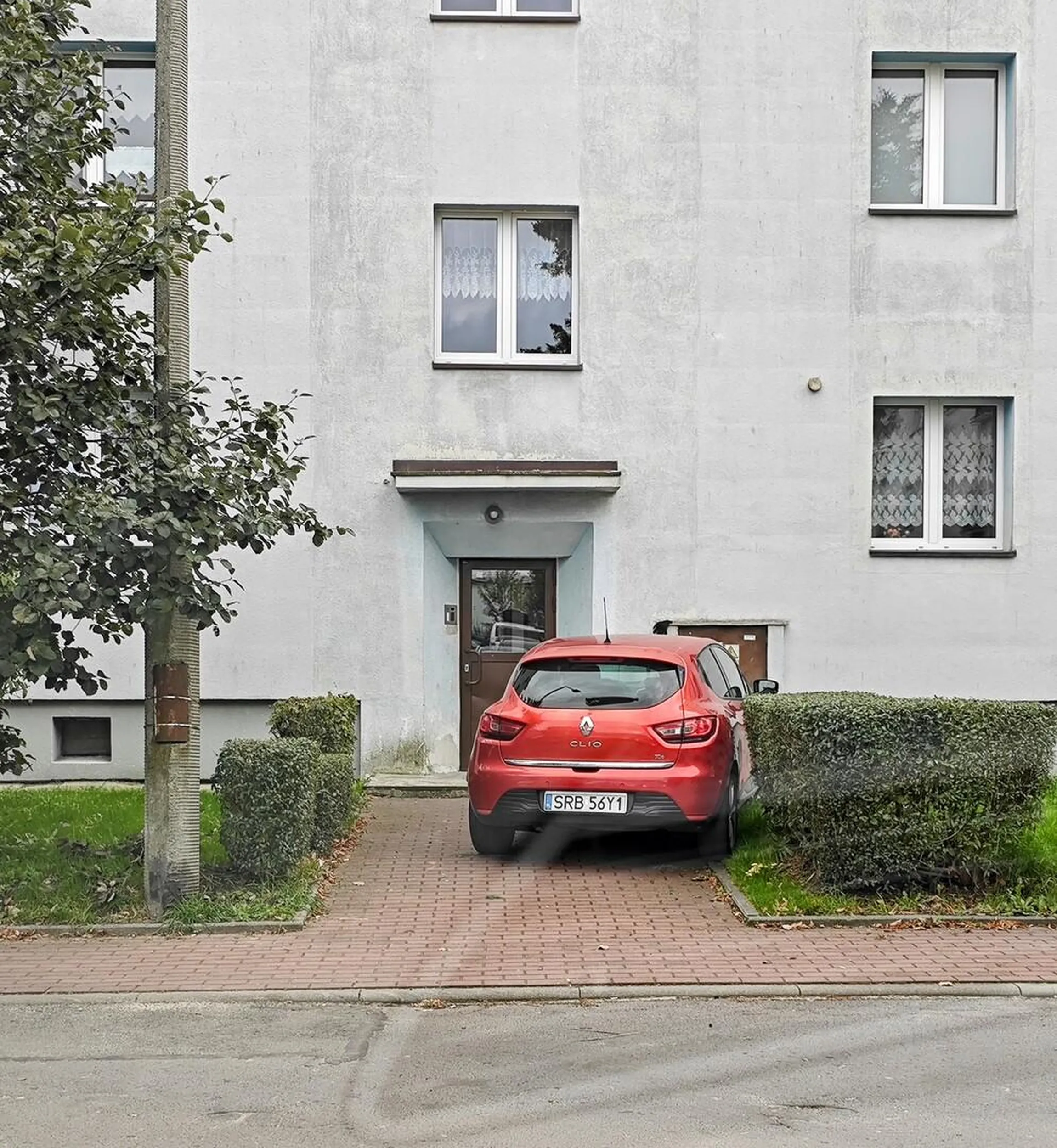 Wjechałby do środka, ale drzwi są za wąskie. No i jeszcze schody