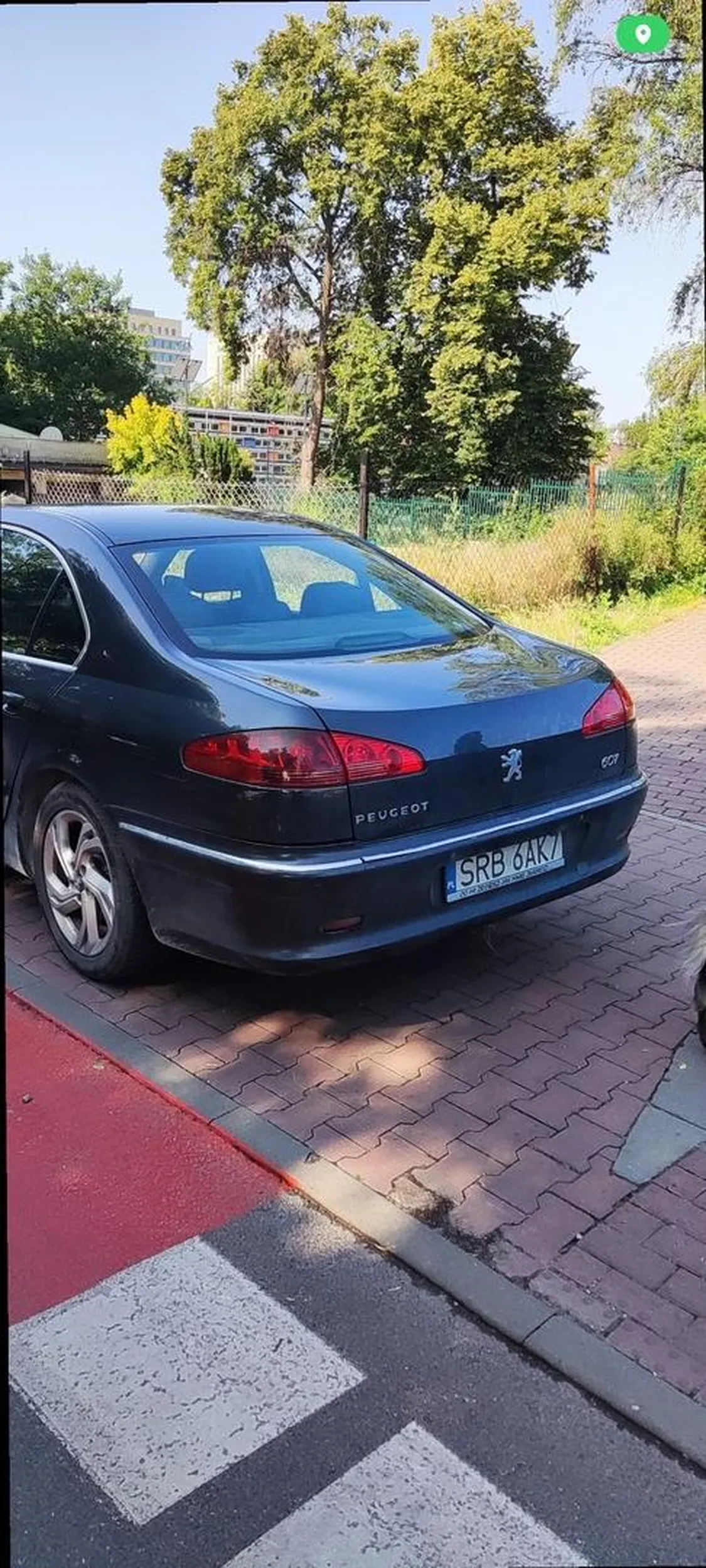 Pan parkuje sobie na luzie na przejezdzie dla rowerow - Kraków 24.06.2025