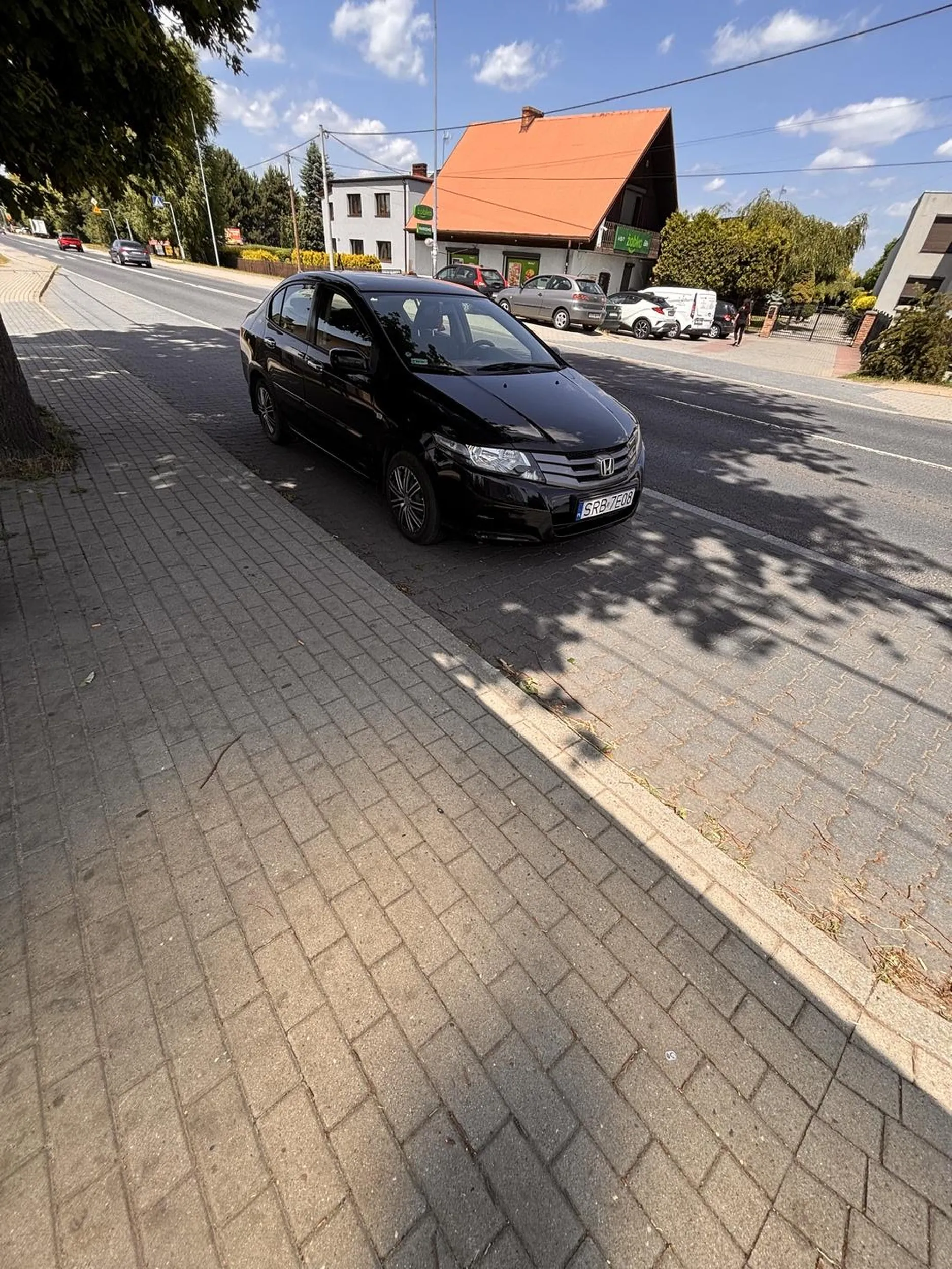 Polecam kupić okulary bo chyba nie parkuje sie na przystanku autobusowym