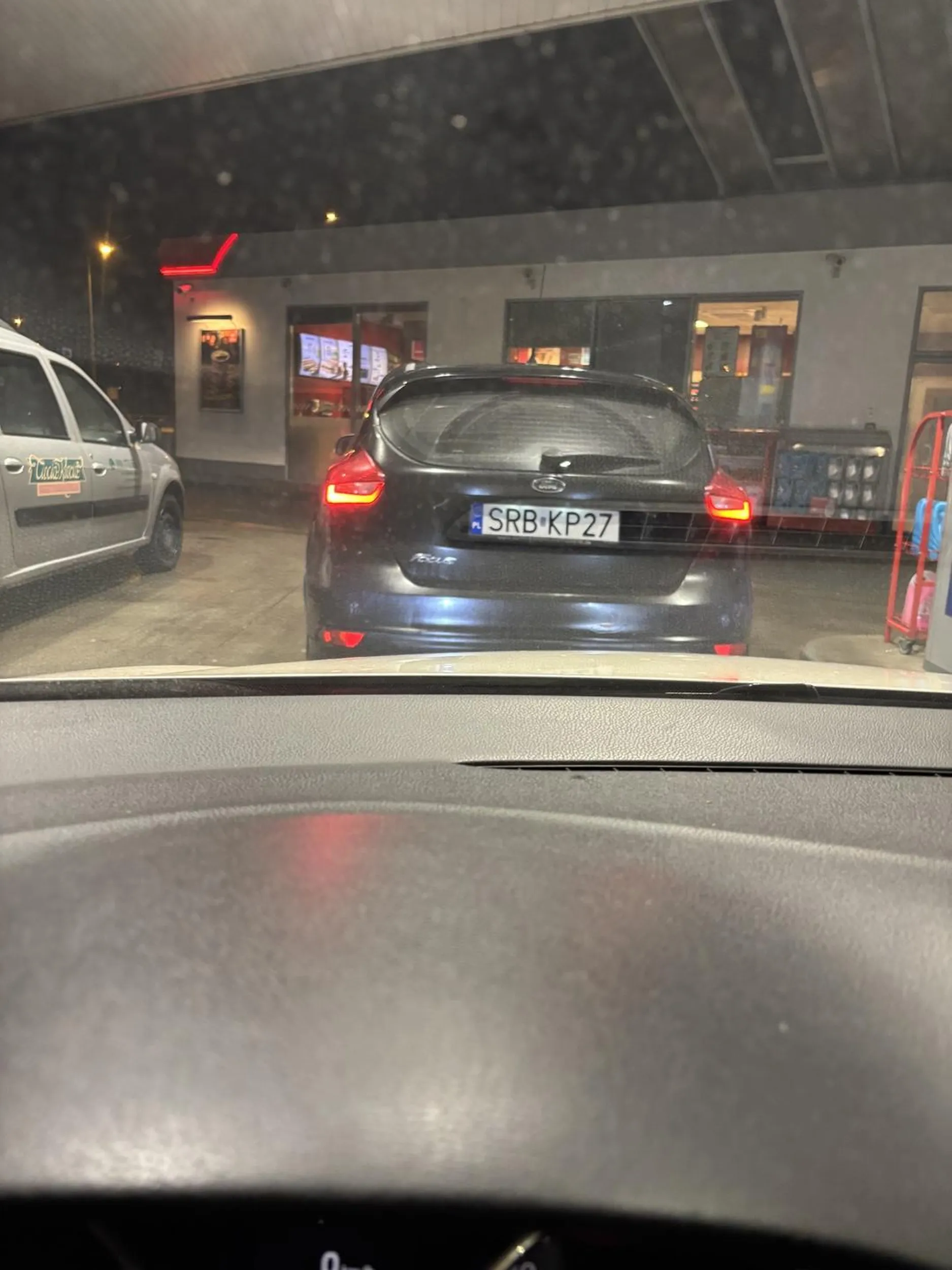 Jakiś małolat jeździ bardzo nie bezpiecznie po czym przyjeżdża na stację tankuje i nie wraca do auta przez 10 min blokując tym stację. Dramat.