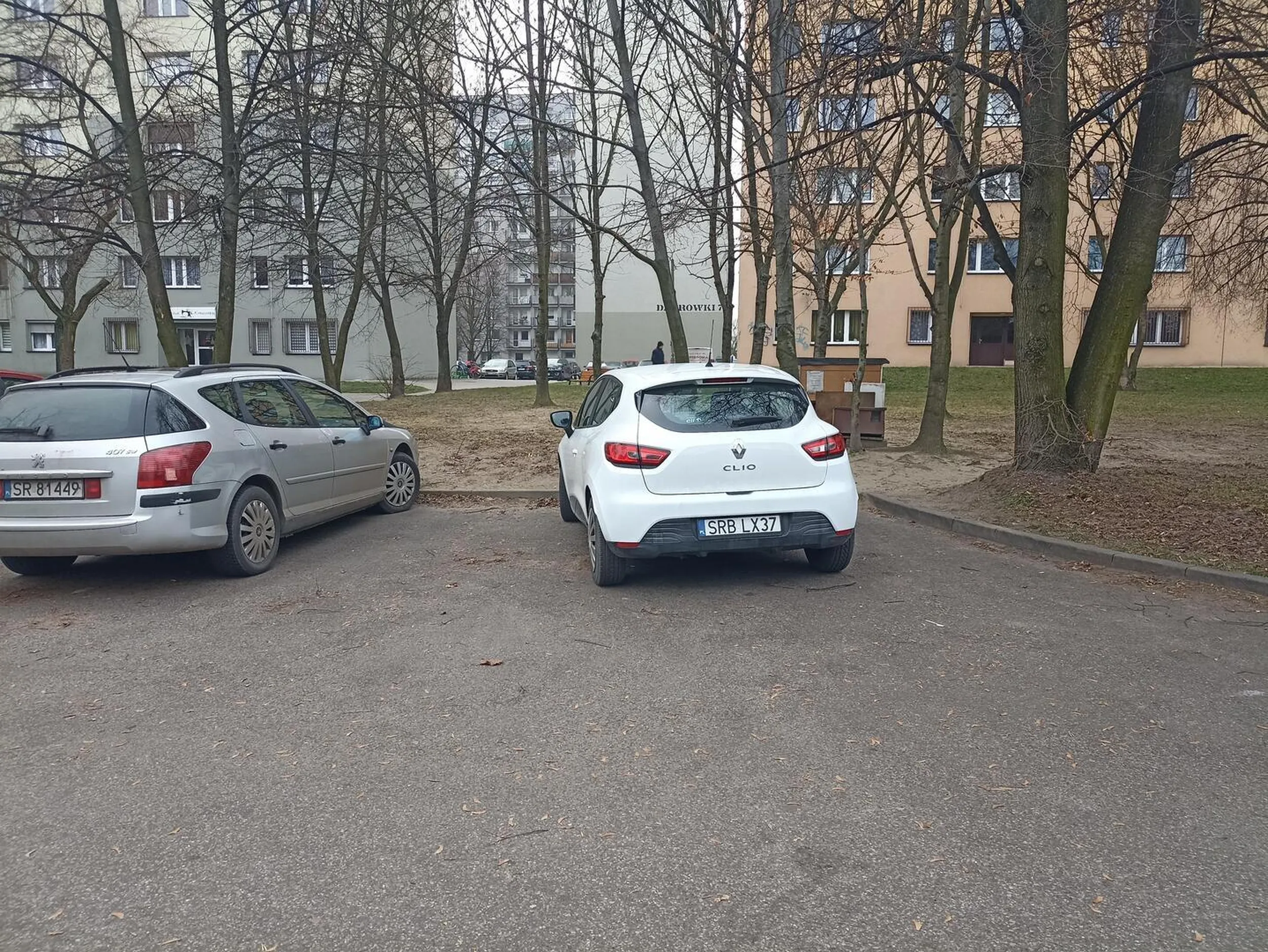 Staje na środku żeby zrobić potem miejsce na drugie auto
