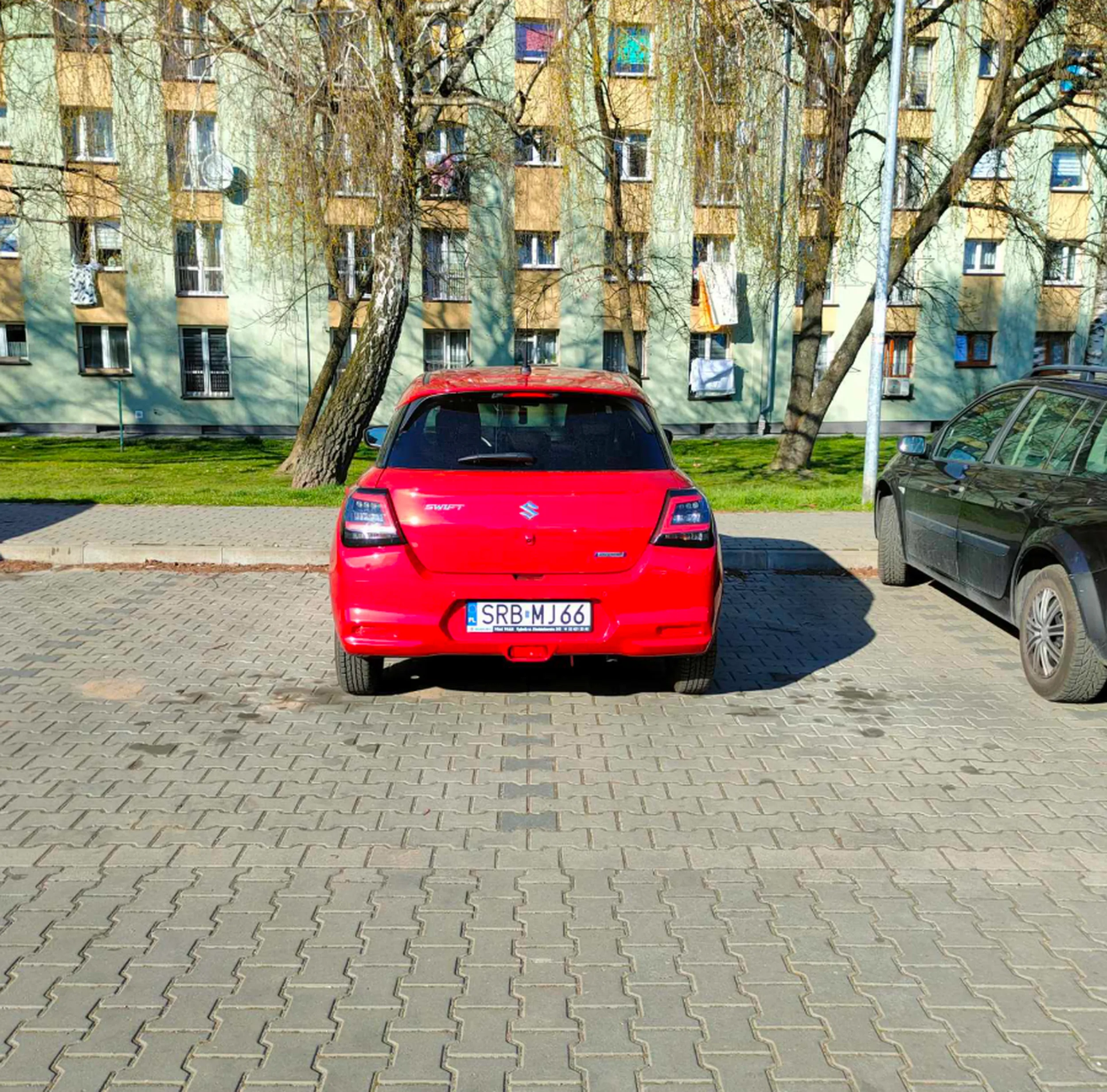 Kierowca chyba nie widzi linii parkowania.