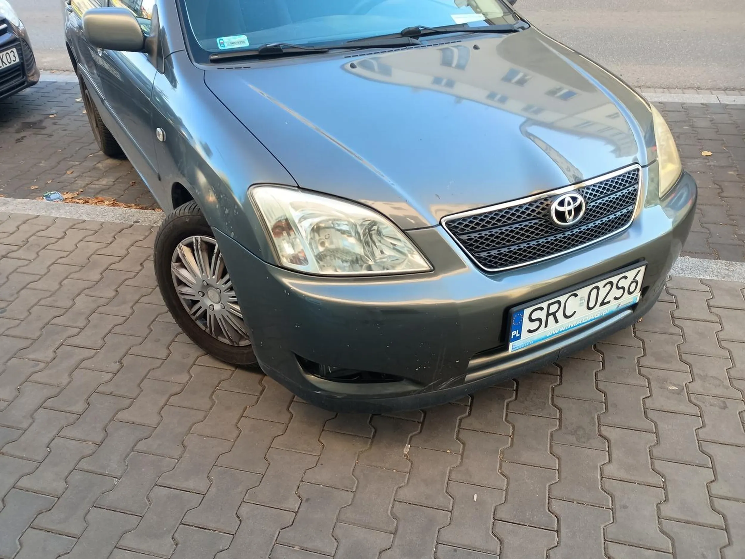 Zaparkował na Opawskiej. Pół chodnika zajętego.