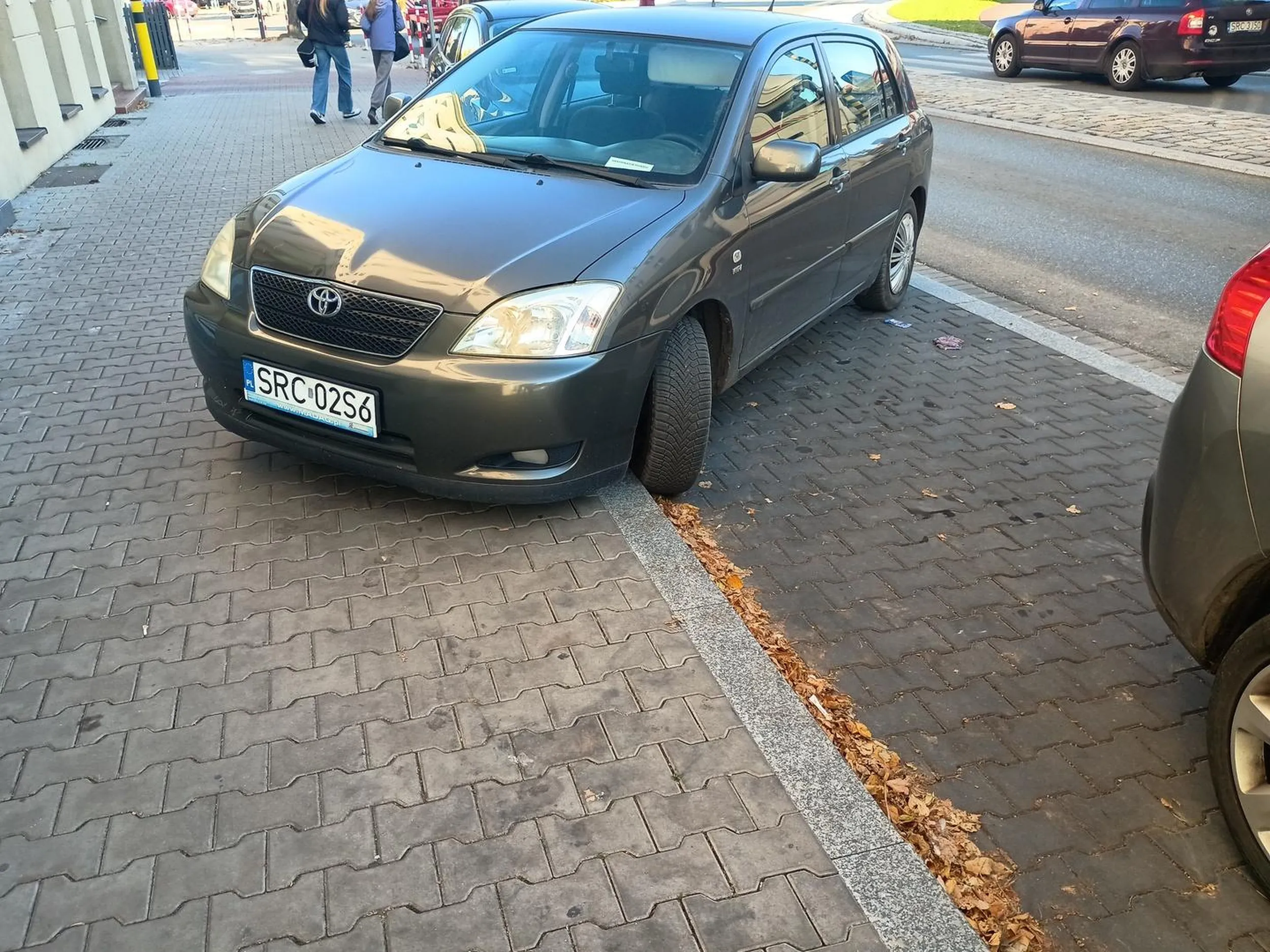Zaparkował na Opawskiej. Pół chodnika zajętego.