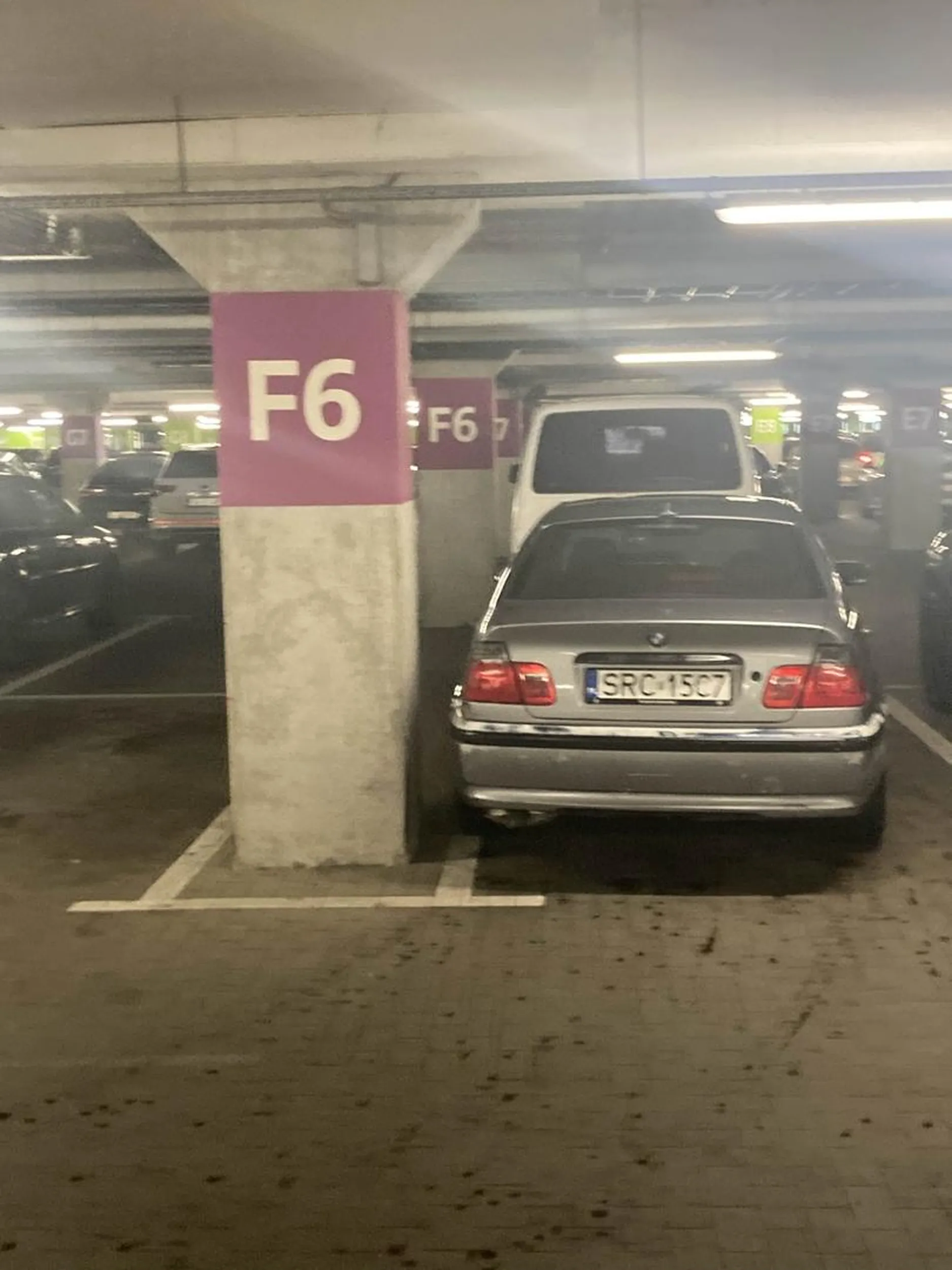 Nie pozdrawiam kierowcy tego auta. Gdy zwróciłem mu uwagę że krzywo zaparkował odpowiedział : "Ja tu jestem szlachcicem z Luszowic i mnie tu nie wkurwiaj". Po czym odszedł i drapiąc się po dupie zaczął krzyczeć ze Balin to wioska która powinna zostać spalona. Ogólnie nie polecam kierowcy tego gruza.