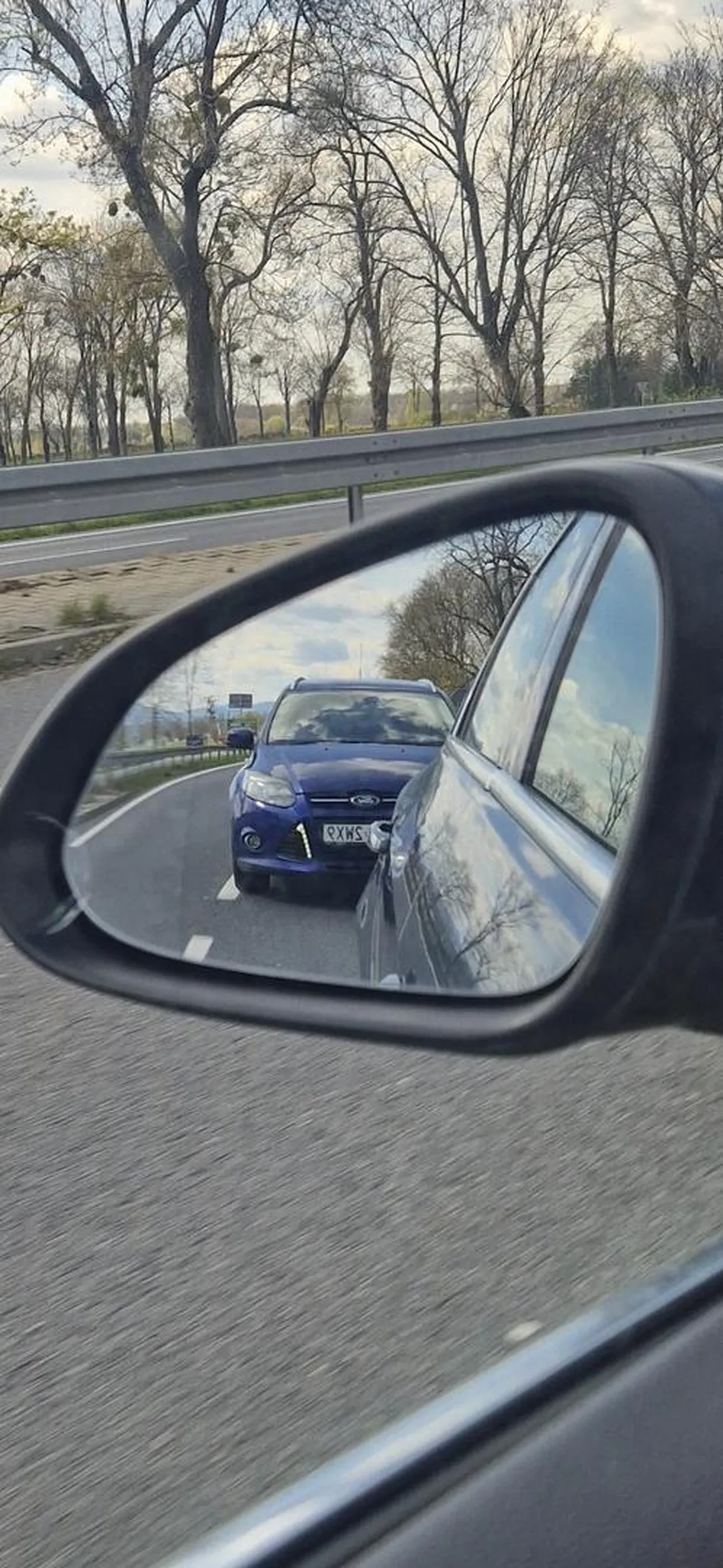 Kierowca jeździ na zderzaku, po lekkim przychamowaniu kierujący macha rękami i włącza videorejestrator