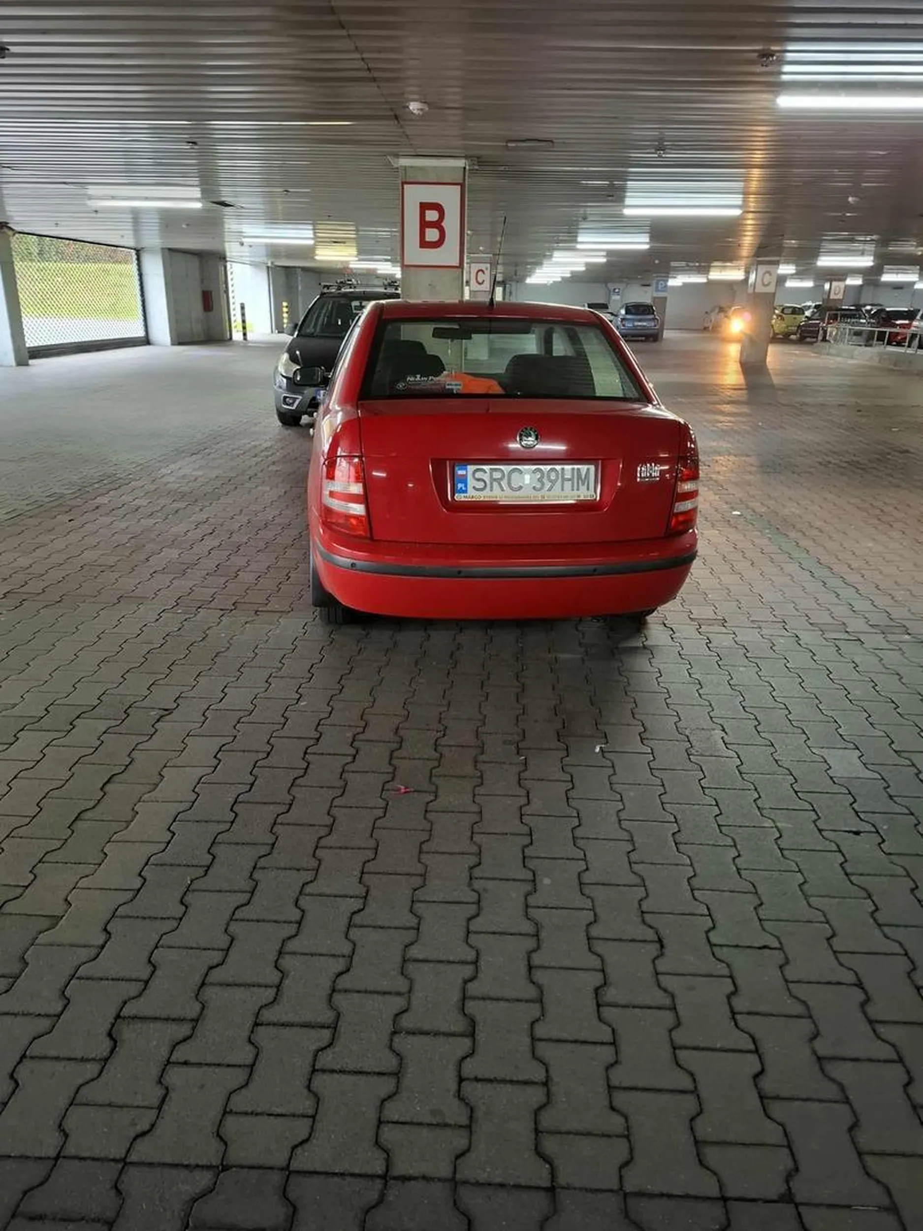 fajnie parkujesz pod kauflandem krzywo jak twoja morda