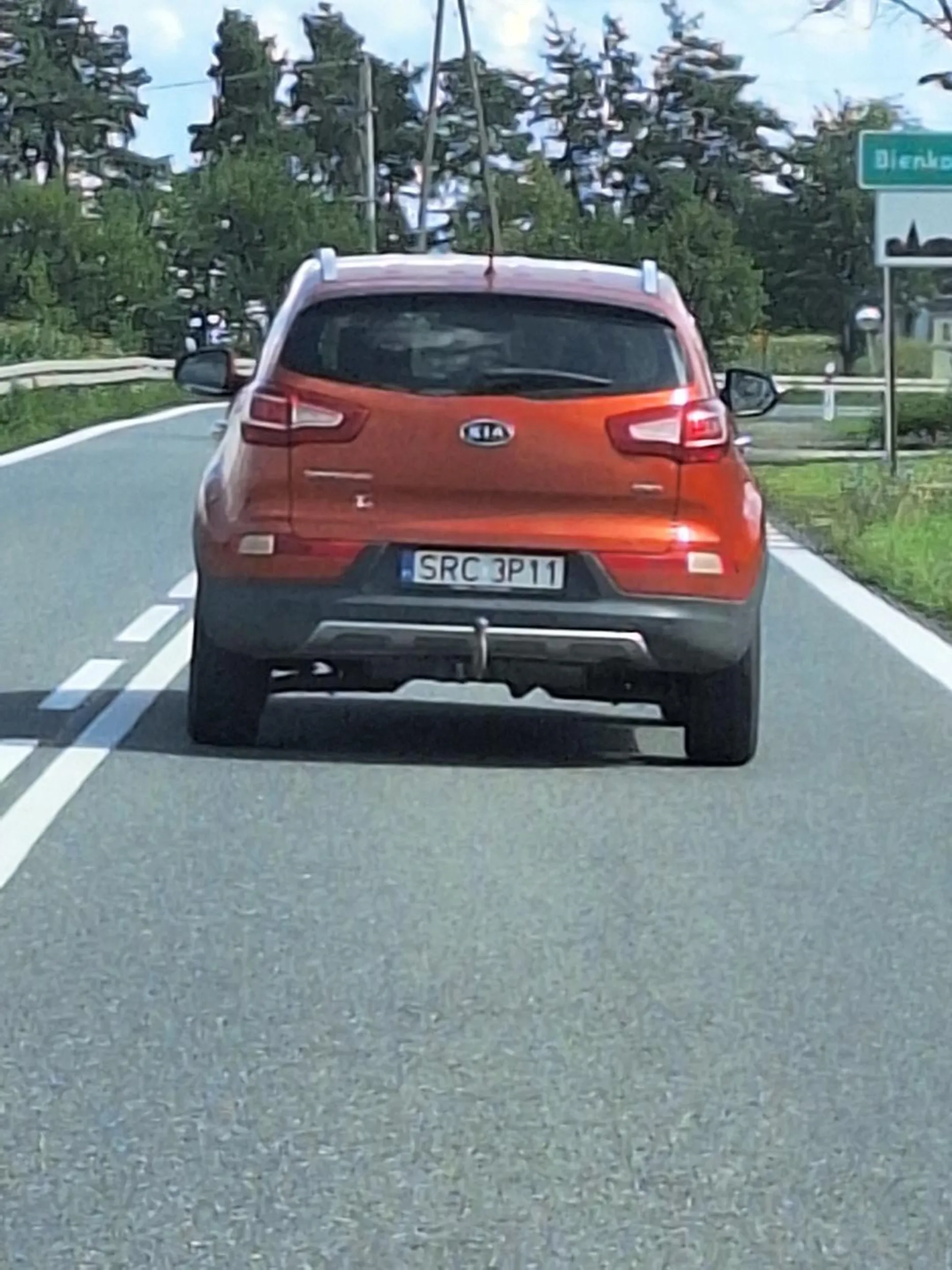 Kierowca stracił samochod jadący prawidłowo gdyż ten chciał skręcić  uliczkę podporzadkowana przez co musiał zachamowac (bezpiecznie), później jezdzil środkiem jezdzni i zaczął wymijać samocho ciężarowy na zakrecie na wzniesieniu na podwójnej ciągłej z brakiem możliwości zobaczenia czy czasem coś nie nadjeżdża z przeciwka