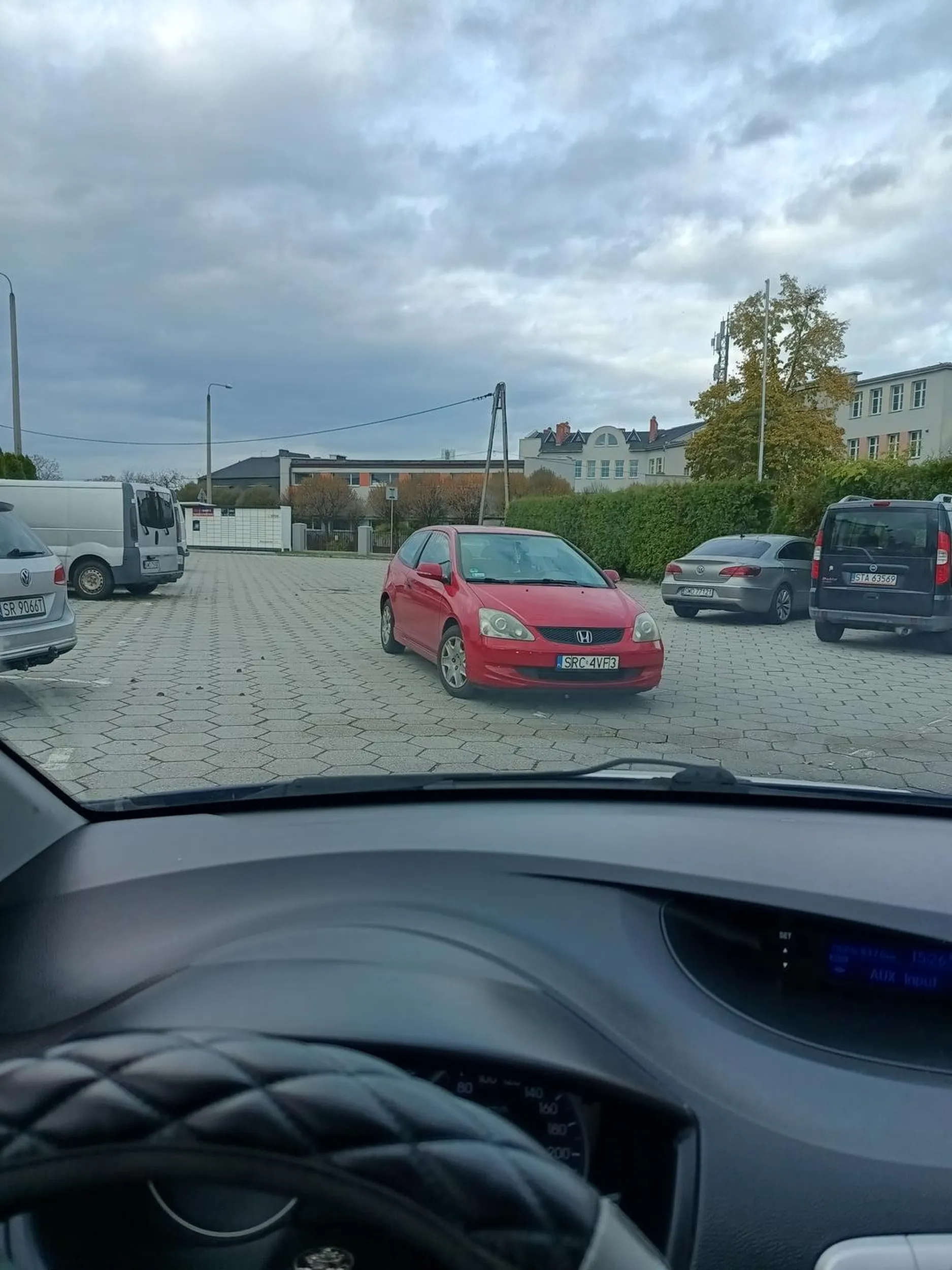 Parkować kur*wa nie potrafisz? Wokoło z 20 miejsc wolnych a ty stajesz na środku