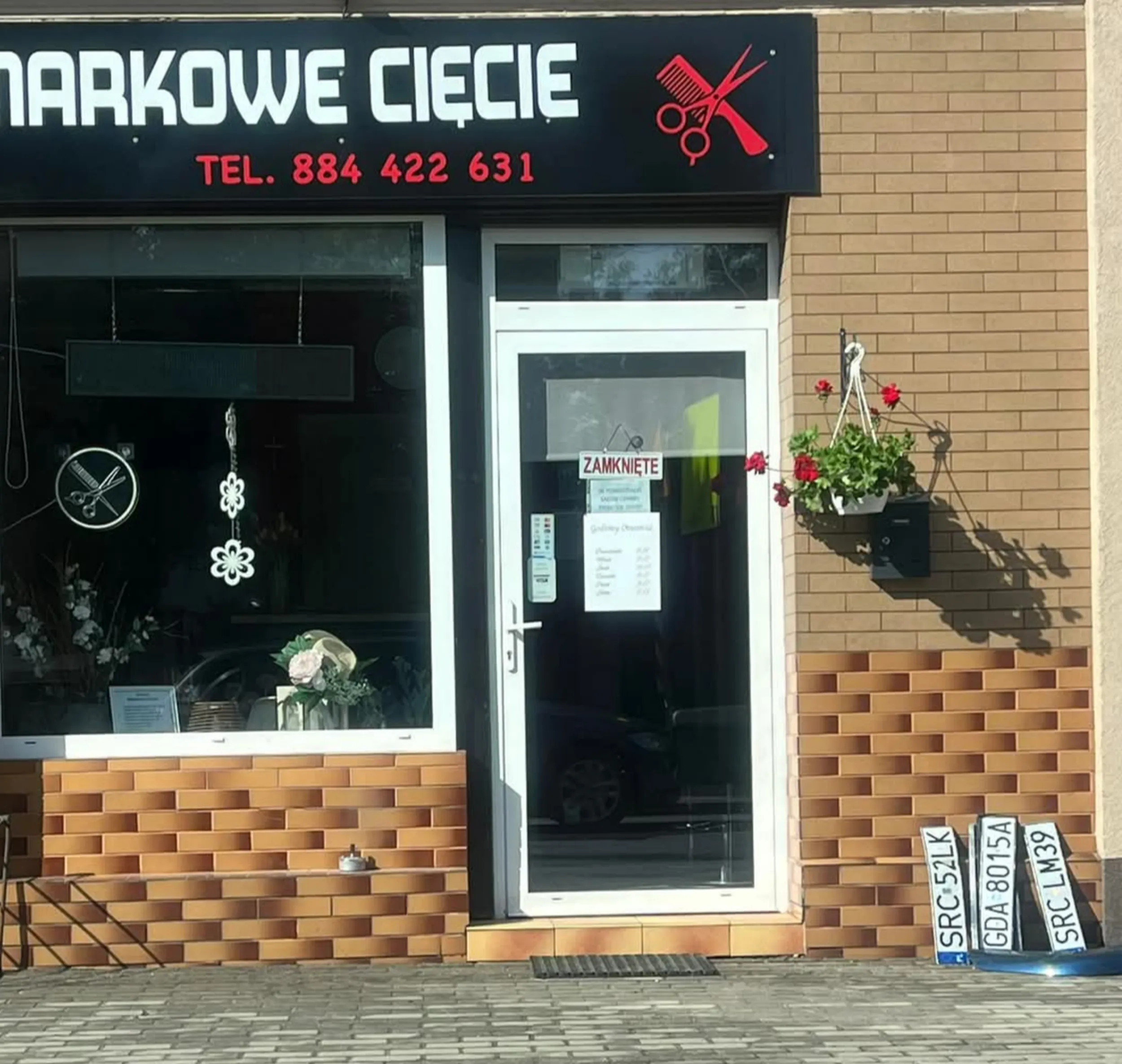 Tablica tw rejestracyjna leży pod Markowym Cięciem w Markowicach.